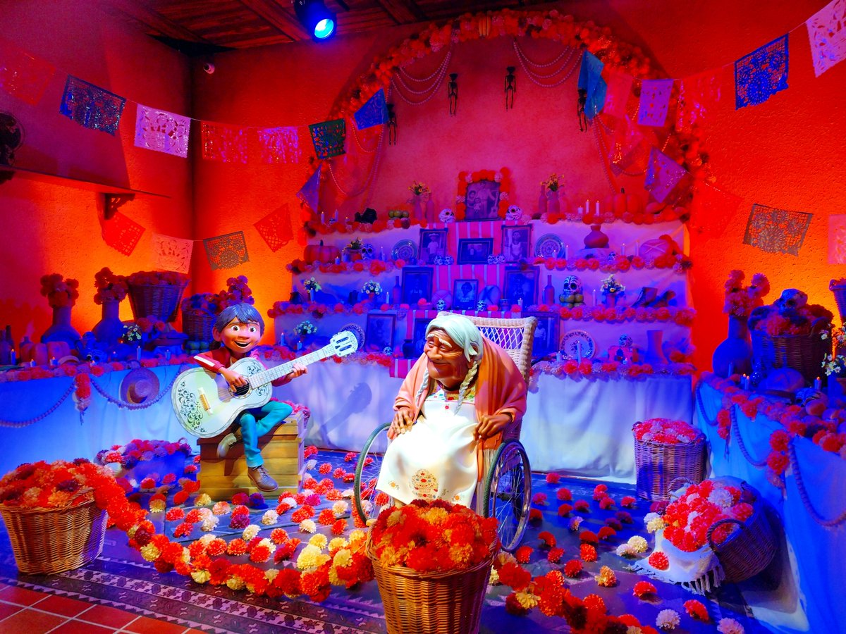 ponkiku's tweet photo. ピクサーの世界展に行ってきました✨
おなじみの曲が会場中に流れています https://t.co/NEQa0DdkV4