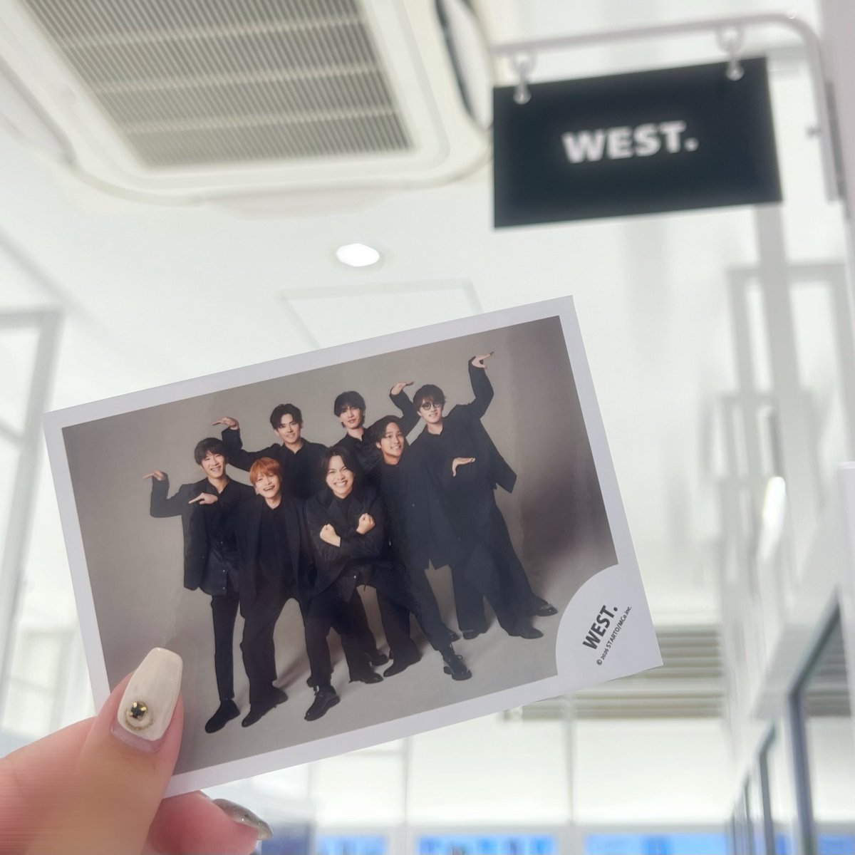 m_th_w7's tweet photo. 絶対に忘れてなんかやりませんからね。
大切で愛しいWEST.、7人、お馴染みポーズ！ https://t.co/lptWyekeAv