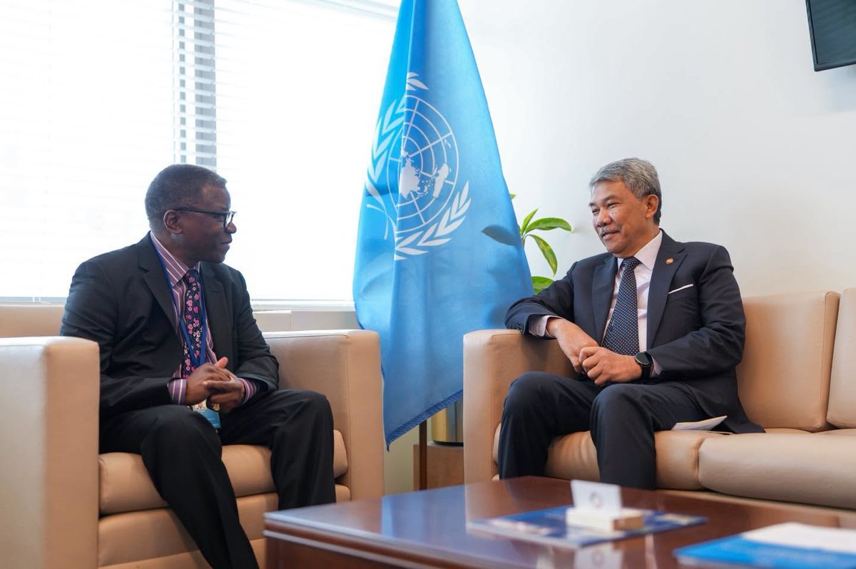 MalaysiaMFA's tweet photo. Minister of Foreign Affairs, Dato’ Seri Utama Haji Mohamad bin Haji Hasan, met with Mr. Chaloka Beyani, Special Adviser to the UN Secretary General on the Prevention of Genocide on the margins of #UNGA81.

🇲🇾🤝🌏
#WismaPutra #MYUNGA2026 #UNGA81   
#MalaysiaMADANI #DiplomasiMADANI https://t.co/54SQ6K7xzg