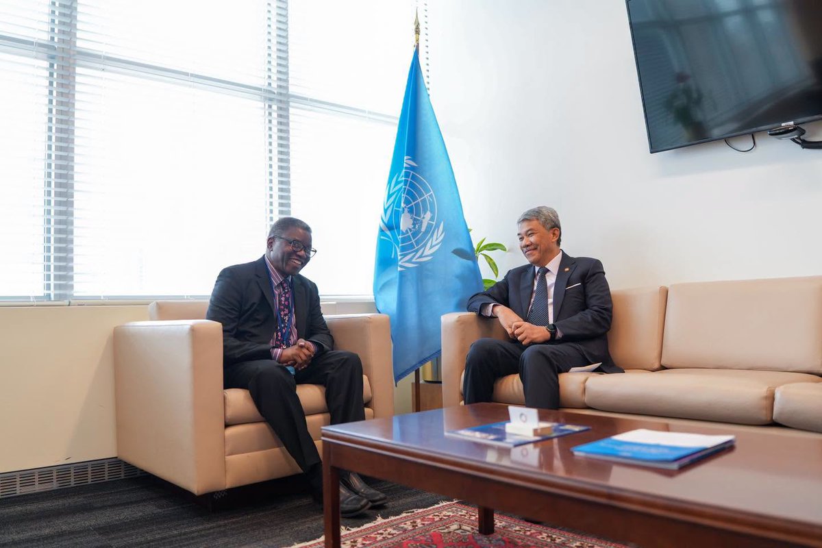 MalaysiaMFA's tweet photo. Minister of Foreign Affairs, Dato’ Seri Utama Haji Mohamad bin Haji Hasan, met with Mr. Chaloka Beyani, Special Adviser to the UN Secretary General on the Prevention of Genocide on the margins of #UNGA81.

🇲🇾🤝🌏
#WismaPutra #MYUNGA2026 #UNGA81   
#MalaysiaMADANI #DiplomasiMADANI https://t.co/54SQ6K7xzg