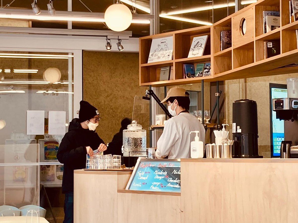jonaswvv's tweet photo. أمشي إلى مقهى ليبراري كافيه هاتشوبوري، محطتي المفضلة للقهوة. https://t.co/0mwA5Ugmhg