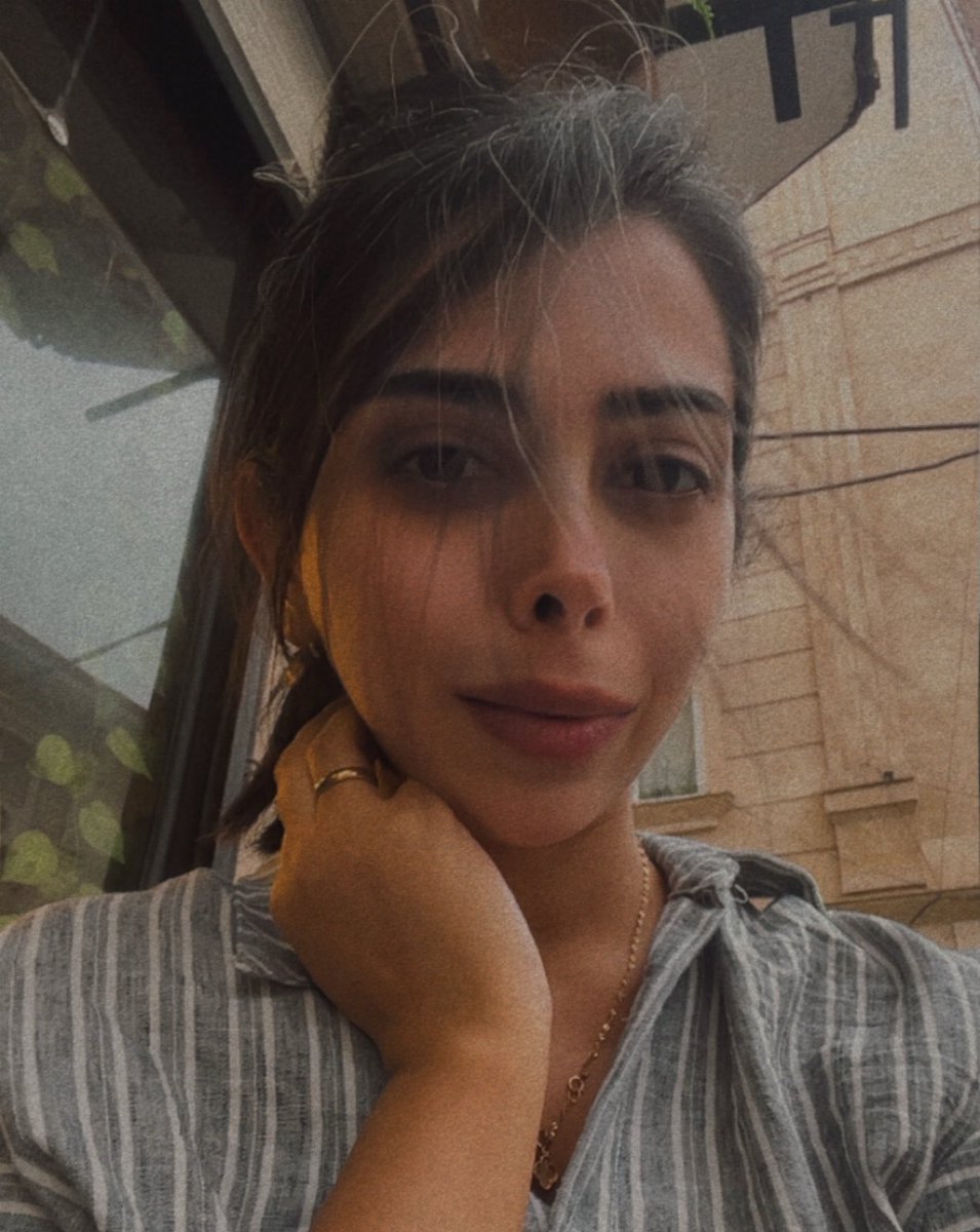 SaharKamvar's tweet photo. یه افکار مریضی توی سرم میچرخه میگه برو جلو آینه موهاتو چتری بزن 🤭
فعلا دارم مقاومت میکنم 
بزنم ؟ نزنم؟ https://t.co/eeXI6uHhQp