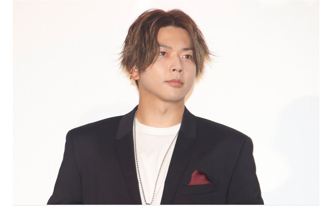 IJUYR1213's tweet photo. 新作の『踊る大捜査線』に出てる増田貴久くん（まっすー）
実年齢【40歳】なのに作中での役年齢が【21歳】なのバグ過ぎる

19歳下の役が違和感ゼロで成立する理由は画面越しでも伝わる圧倒的な「肌のハリ」と「毛穴のなさ」

おじ化が圧倒的に進む3アラフォー男性が大多数な中
彼はシワもたるみも見当たらないツルツルな大人美肌を完全にキープしてる

この美肌をキープするためにめちゃくちゃ重要なのが
【レチナール】
・レチノールの最大11倍速でたるみ・シワを押し上げる最強のビタミンA
・年齢を重ねて気になるほうれい線や目元のシワにもピンポイントで使える

まっすーみたいな美肌をキープしてメロいアラフォー男子になれ
