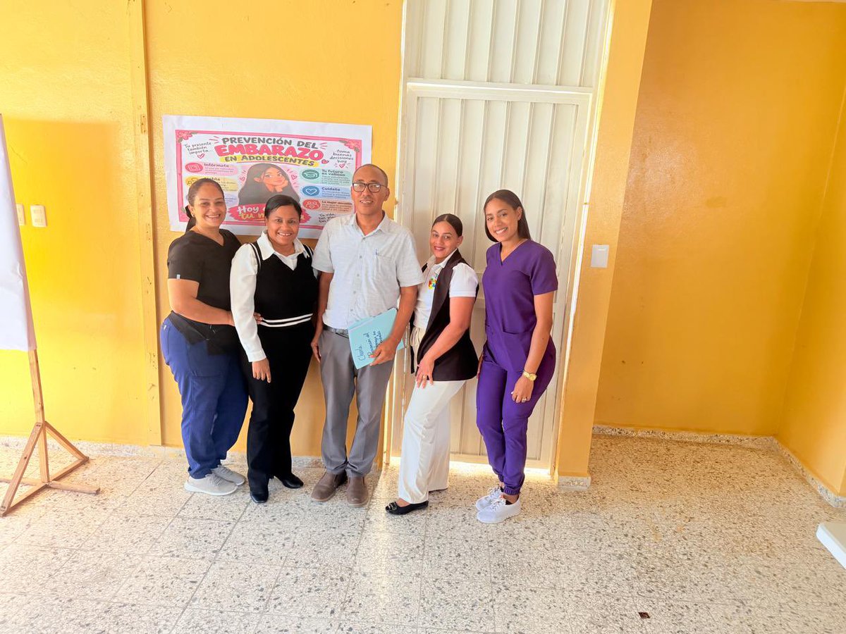 DistritoTapia's tweet photo. En el Día de la Prevención del Embarazo en Adolescentes, Jasmine Mejía, técnico docente y coordinadora de Equidad de Género del Distrito 07-07, impartió una charla sobre prevención de embarazos no planificados a estudiantes del Liceo Manuel Aurelio Tavárez Justo.@EducacionRDo https://t.co/h53wbqNwMv