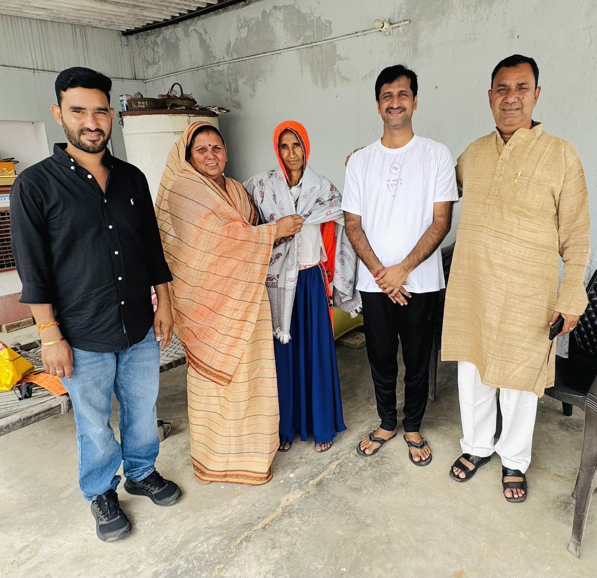 somwatimeenainc's tweet photo. नगरपालिका पावटा-प्रागपुरा के वाइस चेयरमैन निर्वाचित होने के पश्चात आज कांग्रेस जिलाध्यक्ष एवं विराटनगर के पूर्व विधायक श्री इन्द्राज गुर्जर जी के निवास पर पहुंचकर धन्यवाद एवं आभार व्यक्त किया।
@IndrajGurjarinc @jagdishmeenaiNc
#paota #KotputliBehror https://t.co/ez4TRB7IlS