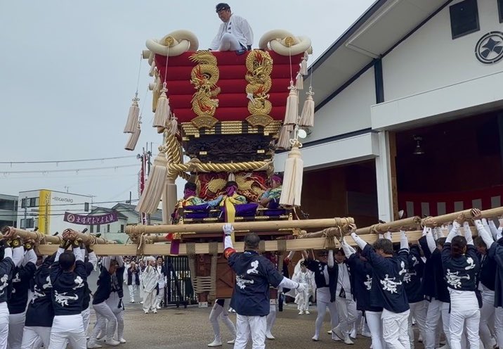 CpYukie's tweet photo. 百舌鳥八幡宮月見祭
中秋の名月に開催される
300年以上続く勇壮な祭礼で
氏子9町により
#ふとん太鼓 が奉納されます

堺市中区からは
#土塔町 #土師町  の2町が
宮入をします

午前中は土塔町
#ふとん太鼓 出発式に伺い
ご挨拶させていただきました
ちょうど雨も止み
多くの聴衆のなか
威勢良く出発されました!!

午後からは
百舌鳥八幡宮で宮入りを
土塔町の皆さんと一緒に
楽しませていただきました

威勢の良い掛け声とともに
境内が熱気に包まれ
無事に宮入り完了…

土師町の皆さん
土塔町の皆さん
明日の宮出と自町までの巡業
ご無事に…そして
楽しんでください!!