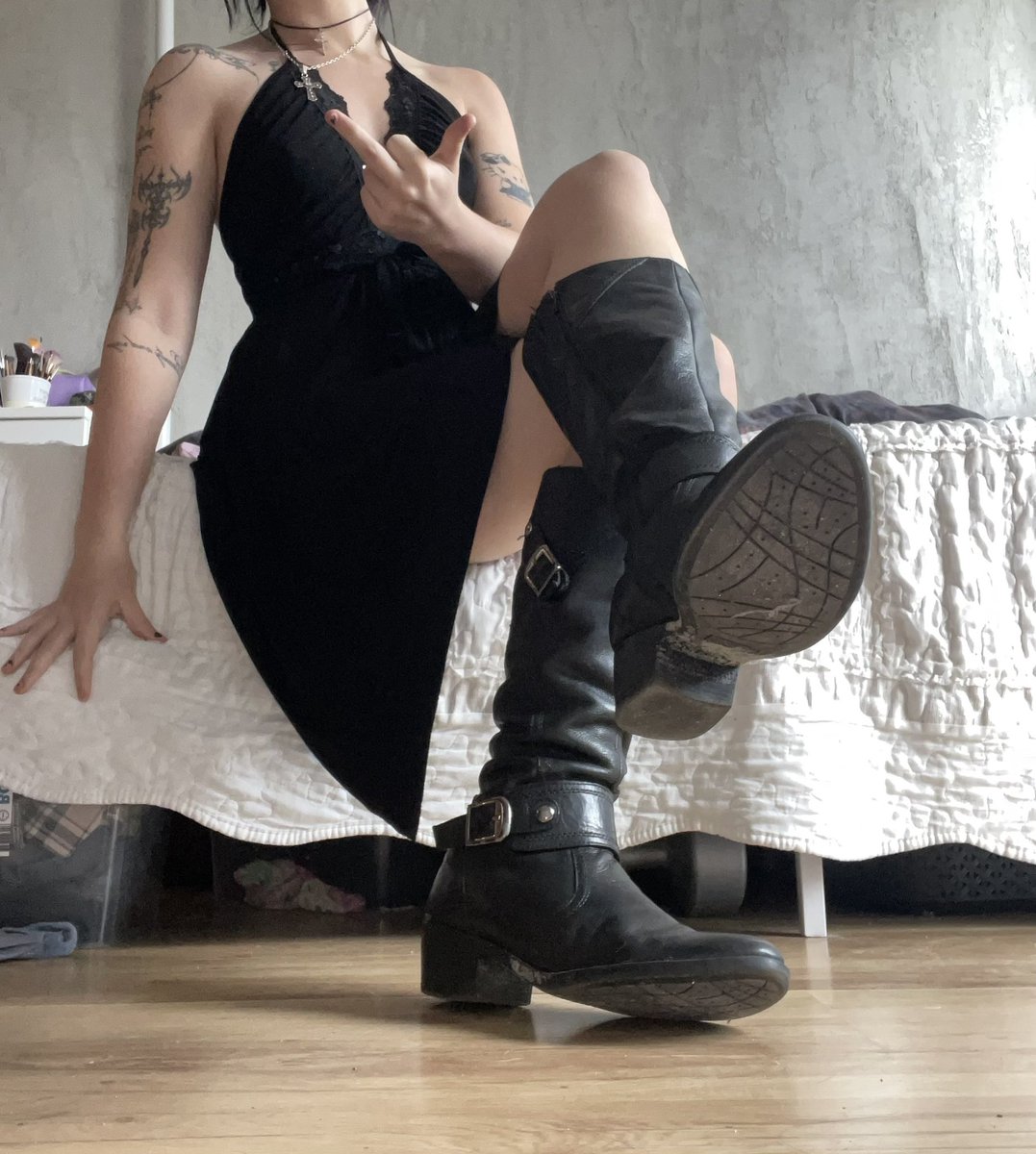 gothdemonana's tweet photo. Widzisz jak brudna jest ta podeszwa? Do roboty kundlu, sama się nie wyczyści, wyciągaj język i się pospiesz. https://t.co/M3tSJSuKV3