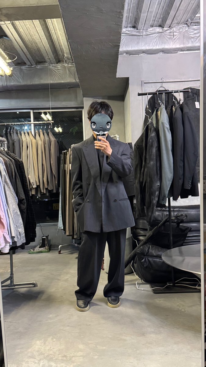 mori_adofan's tweet photo. 昨日仕事終わりに気になってた古着屋さんへ
最近個人的に昔のアルマーニとかがすごく気になっている
長い裾丈、でかいラペル、ほんと好き https://t.co/IIMx0GAsmF