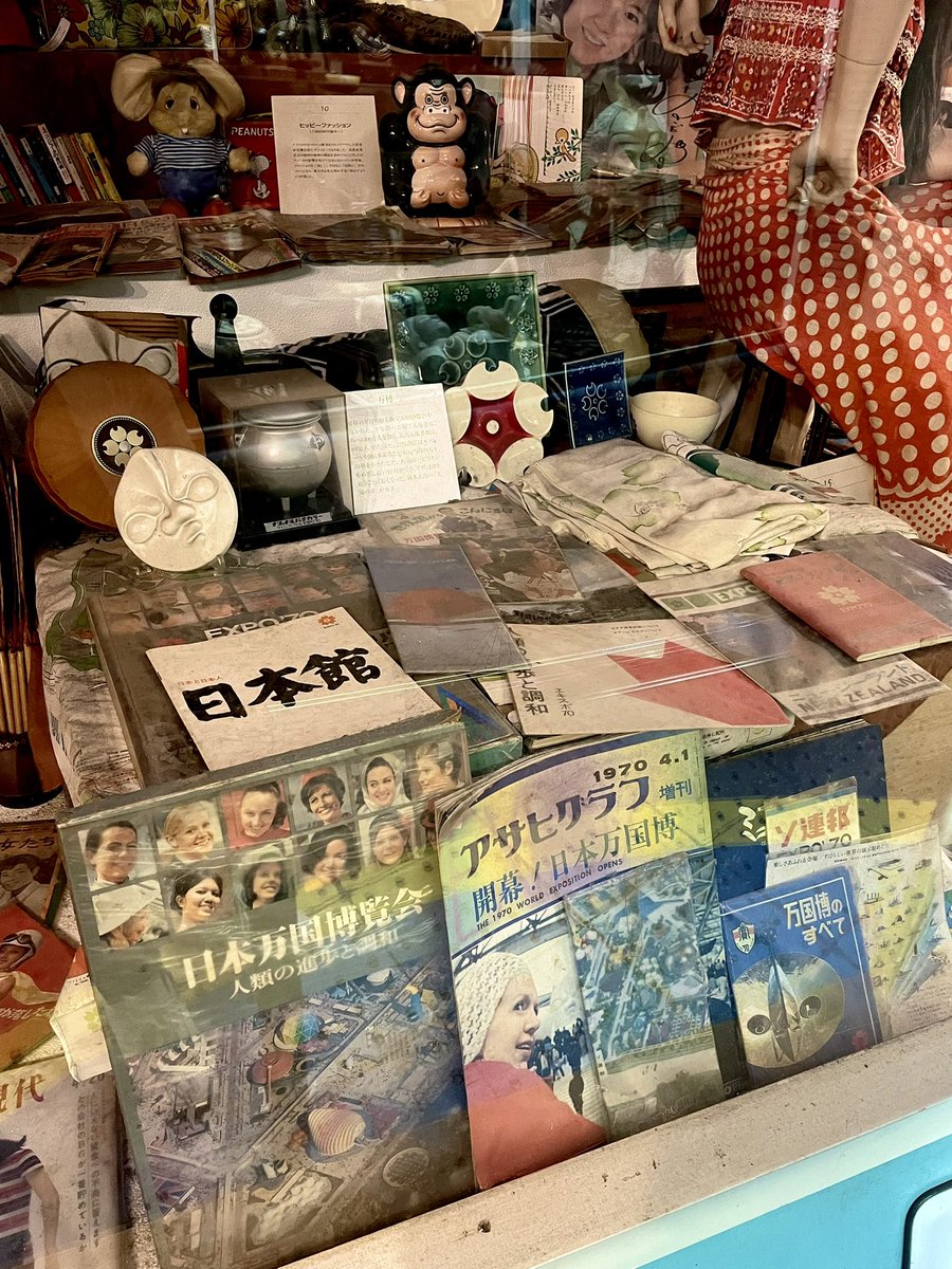 __iv_'s tweet photo. VONDbarおります🍸

関係ないけど先日怪しい少年少女博物館の
閉館滑り込み果たしてきました🏫
その後に行ったまぼろし博覧会で
自分に似てるポスター見つけて動揺する等した https://t.co/Lnh2ZhXzxb