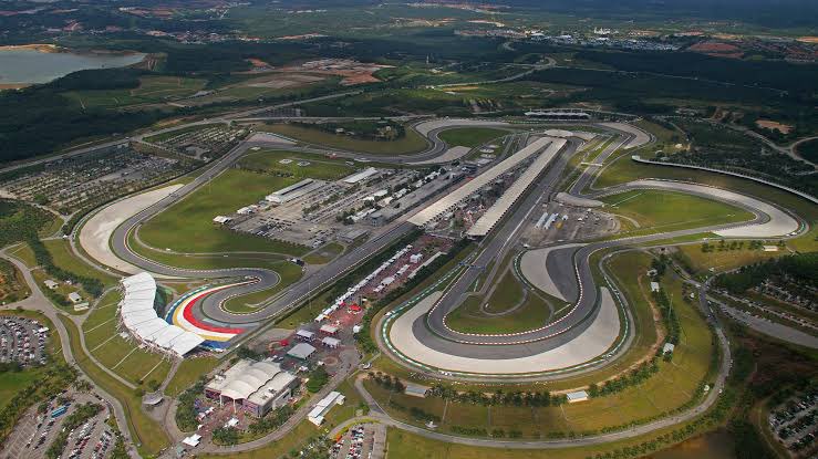EstagiariodaF1's tweet photo. UM DOS MELHORES CIRCUITOS DA F1 ESTÁ DE VOLTA!

🇧🇭 GP DO BAHREIN 🇧🇭

🌎 16ª ETAPA – F1 2026
📍 Sepang, Malásia 🇲🇾

SEXTA (2/10)
01h30 — Treino Livre 1
05h00 — Treino Livre 2

SÁBADO (3/10)
01h30 — Treino Livre 3
05h00 — Classificação

DOMINGO (4/10)
🏁 04h00 — GP do Bahrein 🇧🇭 https://t.co/mDY9FEIjfb