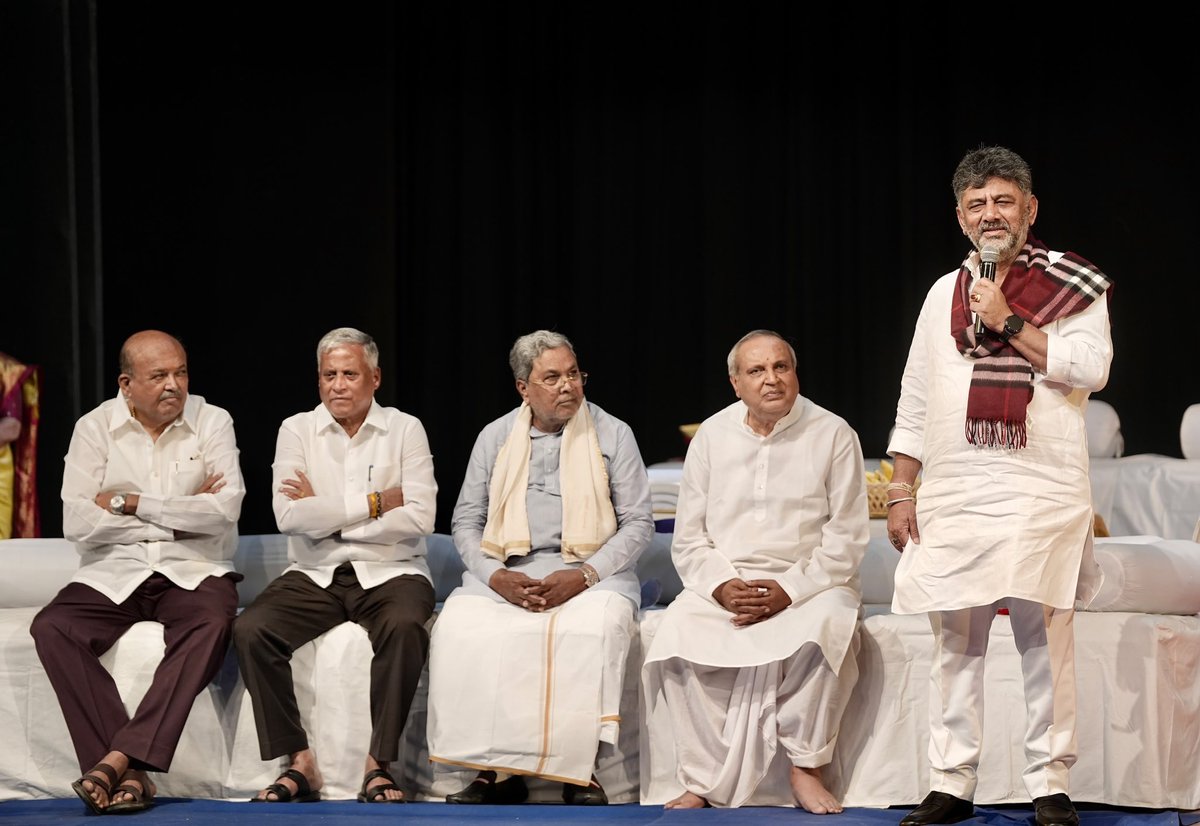 DKShivakumar's tweet photo. ಬೆಂಗಳೂರಿನ ರವೀಂದ್ರ ಕಲಾಕ್ಷೇತ್ರದಲ್ಲಿ ಆಯೋಜಿಸಿದ್ದ ಡಾ. ಮುಖ್ಯಮಂತ್ರಿ ಚಂದ್ರು ಅವರ ‘ಮುಖ್ಯಮಂತ್ರಿ’ ನಾಟಕ ಪ್ರದರ್ಶನಕ್ಕೆ ಚಾಲನೆ ನೀಡಲಾಯಿತು. 

ಕನ್ನಡ ರಂಗಭೂಮಿಯ ಶ್ರೇಷ್ಠ ಕೃತಿಗಳಲ್ಲೊಂದಾದ ‘ಮುಖ್ಯಮಂತ್ರಿ’ ನಾಟಕವು ಸಾಮಾಜಿಕ ಮತ್ತು ರಾಜಕೀಯ ಬದುಕಿನ ಹಲವು ಆಯಾಮಗಳನ್ನು ಕಲಾತ್ಮಕವಾಗಿ ತೆರೆದಿಟ್ಟಿದೆ. ರಂಗಭೂಮಿಯ ಈ ಪರಂಪರೆ ಮುಂದಿನ ಪೀಳಿಗೆಗೂ ತಲುಪಲಿ ಎಂದು ಆಶಿಸುತ್ತೇನೆ. 

ಈ ವೇಳೆ ನಿಕಟಪೂರ್ವ ಮುಖ್ಯಮಂತ್ರಿಗಳಾದ ಶ್ರೀ ಸಿದ್ದರಾಮಯ್ಯ, ಗ್ಯಾರಂಟಿ ಯೋಜನೆಗಳ ಅನುಷ್ಠಾನ ಸಮಿತಿ ಅಧ್ಯಕ್ಷರಾದ ಶ್ರೀ ಹೆಚ್.ಎಂ ರೇವಣ್ಣ, ಕೇಂದ್ರ ಸಚಿವರಾದ ಶ್ರೀ ವಿ. ಸೋಮಣ್ಣ, ಚಲನಚಿತ್ರ ನಟ ಶ್ರೀ ರವಿಚಂದ್ರನ್ ಸೇರಿದಂತೆ ಹಲವು ಗಣ್ಯರು ಉಪಸ್ಥಿತರಿದ್ದರು.