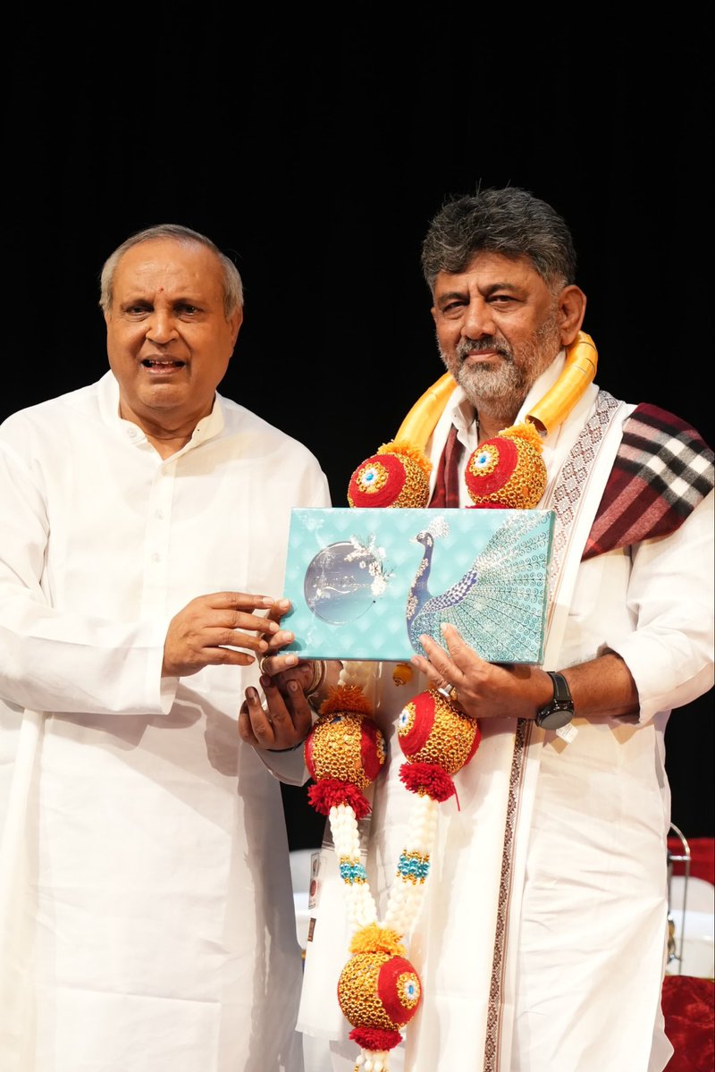 DKShivakumar's tweet photo. ಬೆಂಗಳೂರಿನ ರವೀಂದ್ರ ಕಲಾಕ್ಷೇತ್ರದಲ್ಲಿ ಆಯೋಜಿಸಿದ್ದ ಡಾ. ಮುಖ್ಯಮಂತ್ರಿ ಚಂದ್ರು ಅವರ ‘ಮುಖ್ಯಮಂತ್ರಿ’ ನಾಟಕ ಪ್ರದರ್ಶನಕ್ಕೆ ಚಾಲನೆ ನೀಡಲಾಯಿತು. 

ಕನ್ನಡ ರಂಗಭೂಮಿಯ ಶ್ರೇಷ್ಠ ಕೃತಿಗಳಲ್ಲೊಂದಾದ ‘ಮುಖ್ಯಮಂತ್ರಿ’ ನಾಟಕವು ಸಾಮಾಜಿಕ ಮತ್ತು ರಾಜಕೀಯ ಬದುಕಿನ ಹಲವು ಆಯಾಮಗಳನ್ನು ಕಲಾತ್ಮಕವಾಗಿ ತೆರೆದಿಟ್ಟಿದೆ. ರಂಗಭೂಮಿಯ ಈ ಪರಂಪರೆ ಮುಂದಿನ ಪೀಳಿಗೆಗೂ ತಲುಪಲಿ ಎಂದು ಆಶಿಸುತ್ತೇನೆ. 

ಈ ವೇಳೆ ನಿಕಟಪೂರ್ವ ಮುಖ್ಯಮಂತ್ರಿಗಳಾದ ಶ್ರೀ ಸಿದ್ದರಾಮಯ್ಯ, ಗ್ಯಾರಂಟಿ ಯೋಜನೆಗಳ ಅನುಷ್ಠಾನ ಸಮಿತಿ ಅಧ್ಯಕ್ಷರಾದ ಶ್ರೀ ಹೆಚ್.ಎಂ ರೇವಣ್ಣ, ಕೇಂದ್ರ ಸಚಿವರಾದ ಶ್ರೀ ವಿ. ಸೋಮಣ್ಣ, ಚಲನಚಿತ್ರ ನಟ ಶ್ರೀ ರವಿಚಂದ್ರನ್ ಸೇರಿದಂತೆ ಹಲವು ಗಣ್ಯರು ಉಪಸ್ಥಿತರಿದ್ದರು.