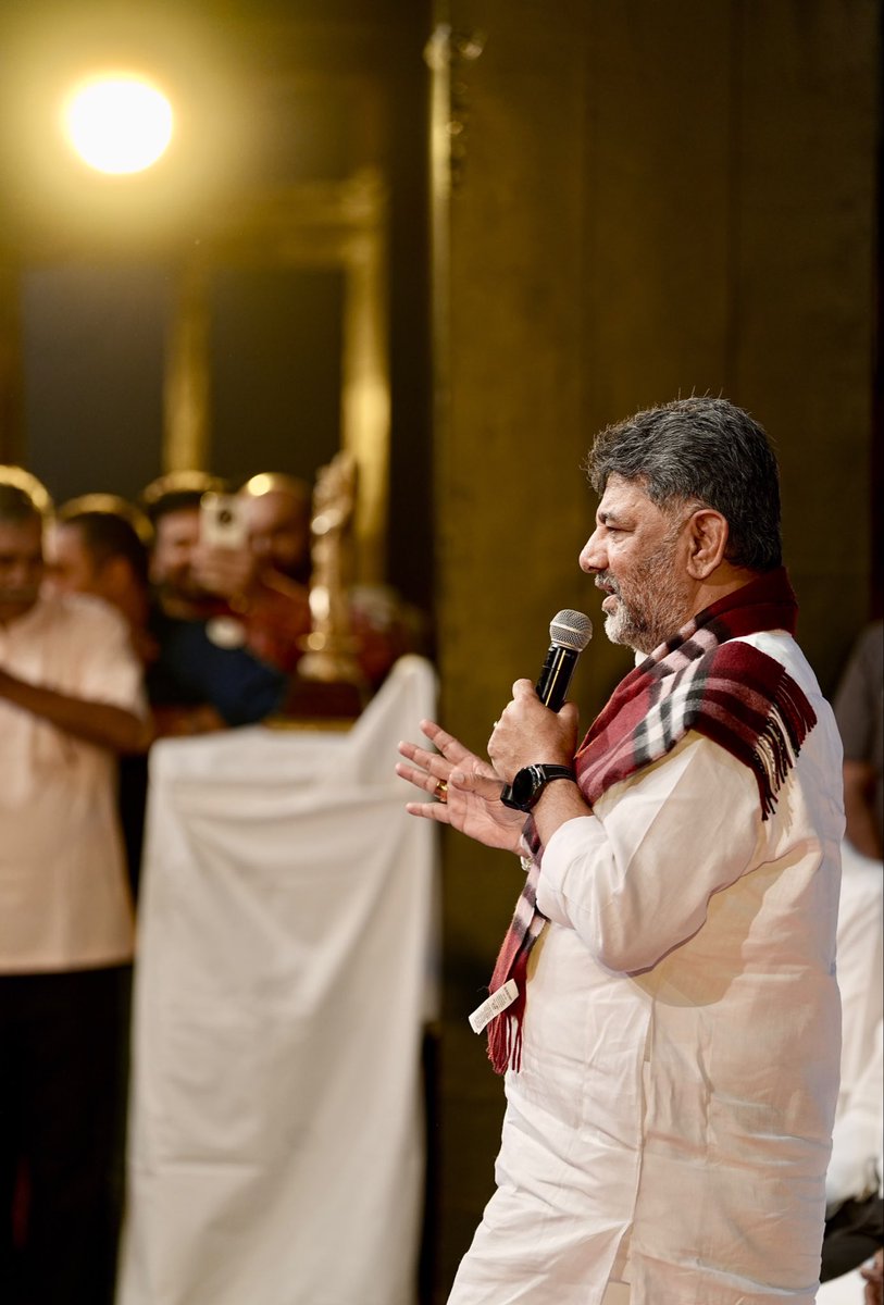DKShivakumar's tweet photo. ಬೆಂಗಳೂರಿನ ರವೀಂದ್ರ ಕಲಾಕ್ಷೇತ್ರದಲ್ಲಿ ಆಯೋಜಿಸಿದ್ದ ಡಾ. ಮುಖ್ಯಮಂತ್ರಿ ಚಂದ್ರು ಅವರ ‘ಮುಖ್ಯಮಂತ್ರಿ’ ನಾಟಕ ಪ್ರದರ್ಶನಕ್ಕೆ ಚಾಲನೆ ನೀಡಲಾಯಿತು. 

ಕನ್ನಡ ರಂಗಭೂಮಿಯ ಶ್ರೇಷ್ಠ ಕೃತಿಗಳಲ್ಲೊಂದಾದ ‘ಮುಖ್ಯಮಂತ್ರಿ’ ನಾಟಕವು ಸಾಮಾಜಿಕ ಮತ್ತು ರಾಜಕೀಯ ಬದುಕಿನ ಹಲವು ಆಯಾಮಗಳನ್ನು ಕಲಾತ್ಮಕವಾಗಿ ತೆರೆದಿಟ್ಟಿದೆ. ರಂಗಭೂಮಿಯ ಈ ಪರಂಪರೆ ಮುಂದಿನ ಪೀಳಿಗೆಗೂ ತಲುಪಲಿ ಎಂದು ಆಶಿಸುತ್ತೇನೆ. 

ಈ ವೇಳೆ ನಿಕಟಪೂರ್ವ ಮುಖ್ಯಮಂತ್ರಿಗಳಾದ ಶ್ರೀ ಸಿದ್ದರಾಮಯ್ಯ, ಗ್ಯಾರಂಟಿ ಯೋಜನೆಗಳ ಅನುಷ್ಠಾನ ಸಮಿತಿ ಅಧ್ಯಕ್ಷರಾದ ಶ್ರೀ ಹೆಚ್.ಎಂ ರೇವಣ್ಣ, ಕೇಂದ್ರ ಸಚಿವರಾದ ಶ್ರೀ ವಿ. ಸೋಮಣ್ಣ, ಚಲನಚಿತ್ರ ನಟ ಶ್ರೀ ರವಿಚಂದ್ರನ್ ಸೇರಿದಂತೆ ಹಲವು ಗಣ್ಯರು ಉಪಸ್ಥಿತರಿದ್ದರು.