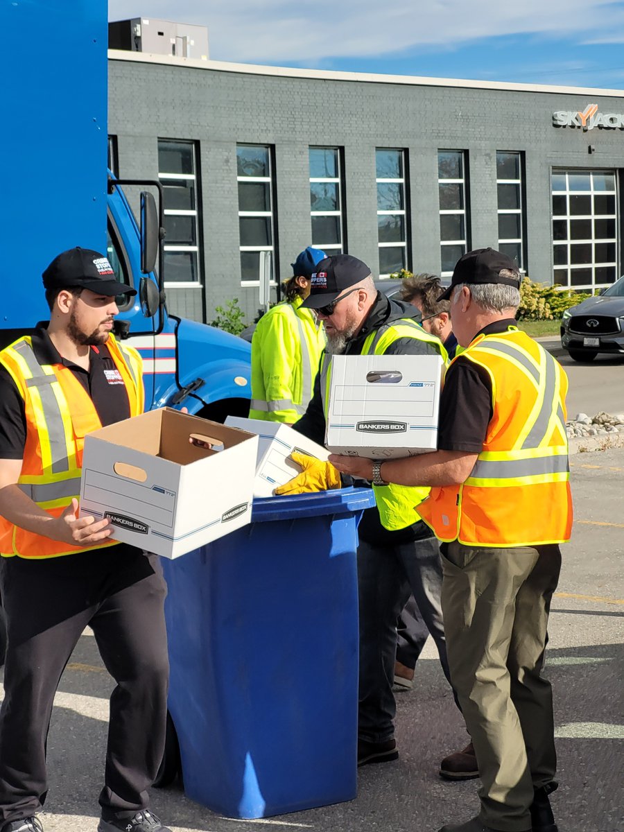 CSGWtips's tweet photo. TREMENDOUS support from our friends in #Guelph and the surrounding area! Open 1 hour and the truck is almost half full!

❗️❗️Avoid disappointment! @SkyjackInc until noon OR until the truck is full! ❗️❗️ https://t.co/2HfAQII8kH