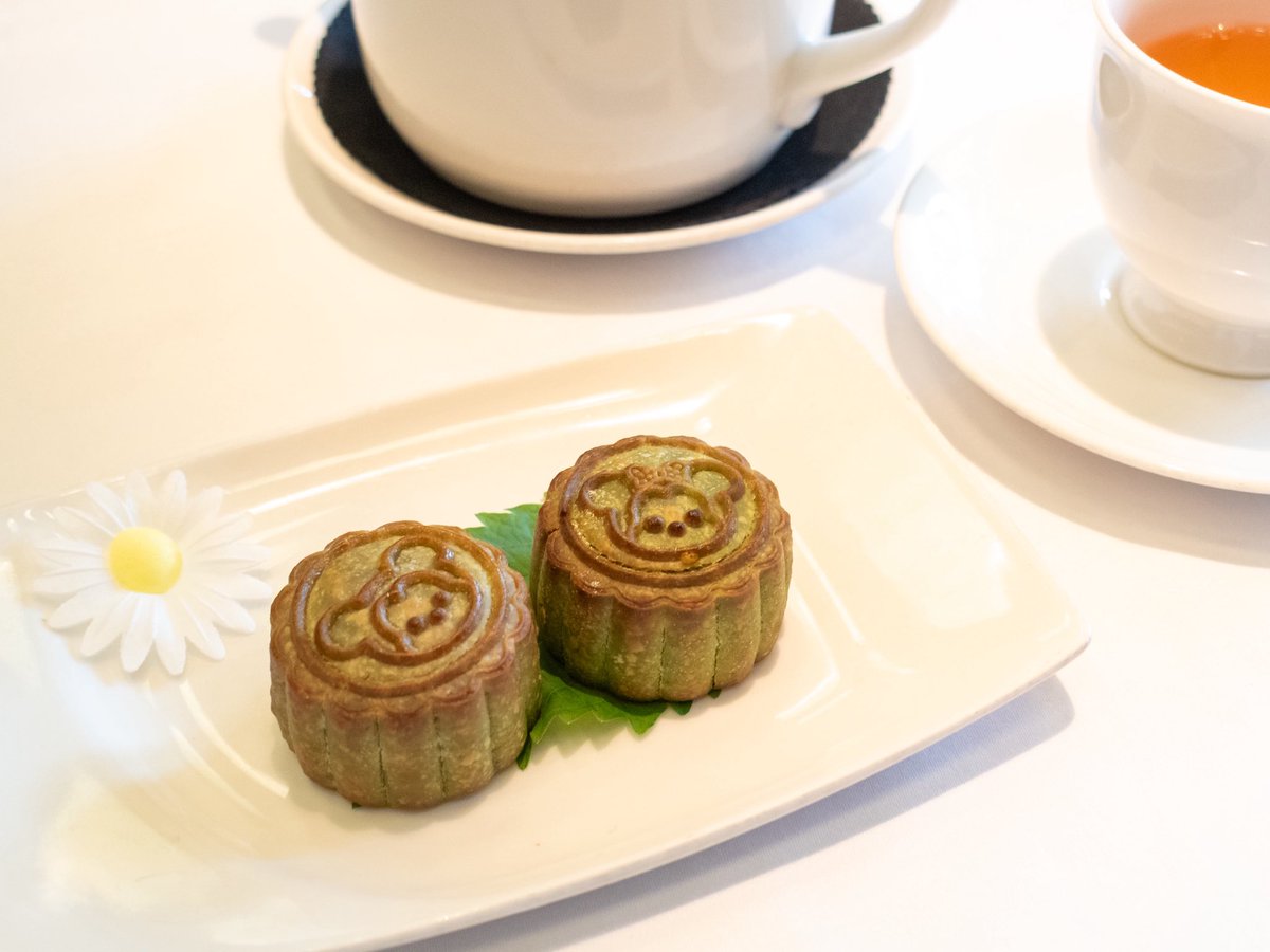 DaisyRapunzel08's tweet photo. クリスタル・ロータスのランチ🫖
正直、ディズニー点心は美味しくなかったけれど、バタフライピーで色づけされた粉果はめちゃくちゃ美味しかった🥰
私的には、蓮香樓の蝦餃皇よりも断然好み。
中秋節当日ということで、ピスタチオの月餅も注文してみたら正解だった！🥮 https://t.co/RyL099EfXL