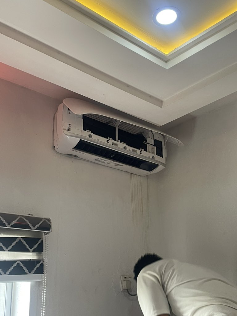MrChizzyMe's tweet photo. Servicing AC is another sign of poverty 😤

We suppose Dey buy NEW one if e Spoil https://t.co/6FLjO0uLcf
