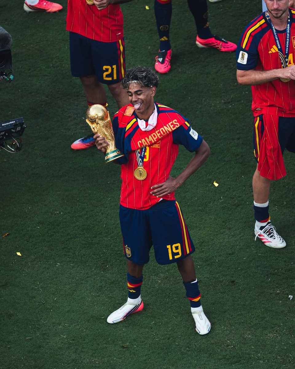 BarcaTimes's tweet photo. 🚨 Did you become arrogant after winning the World Cup?

Lamine Yamal: “It depends on how you were raised. I would never tell someone, ‘Who are you? I’ve won the World Cup.’ Only IDIOTS do that. I know that football represents just 0.000001% of life.” #fcblive 👏 https://t.co/X7u6EmzP1b