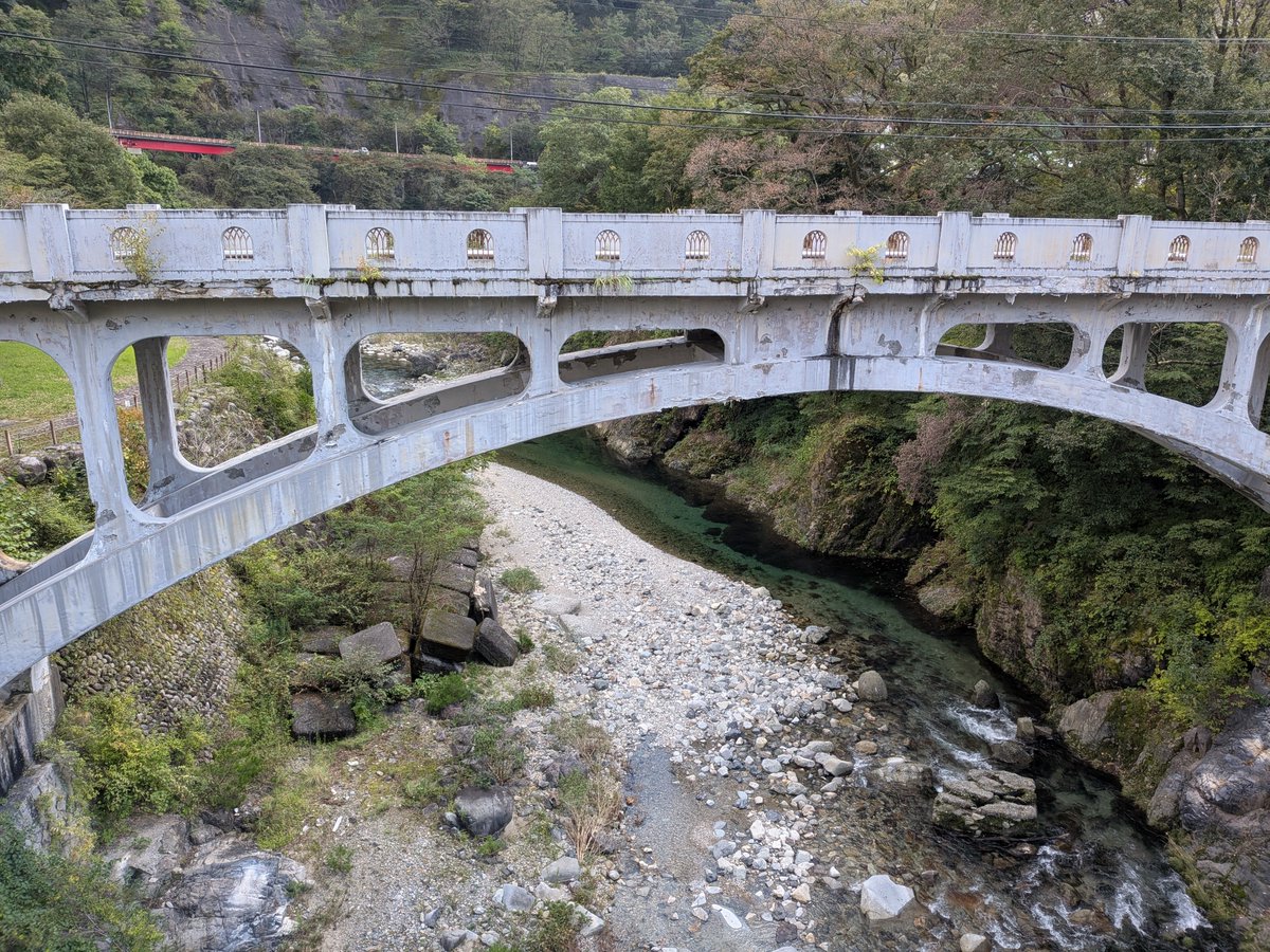 daisuke111000's tweet photo. 昨日の旅の備忘
足尾やみどり市を通る国道
わたらせ渓谷鐵道なんかも通っていて目が奪われるな〜
ちょっと寄り道が過ぎました https://t.co/qPHdUvlXru