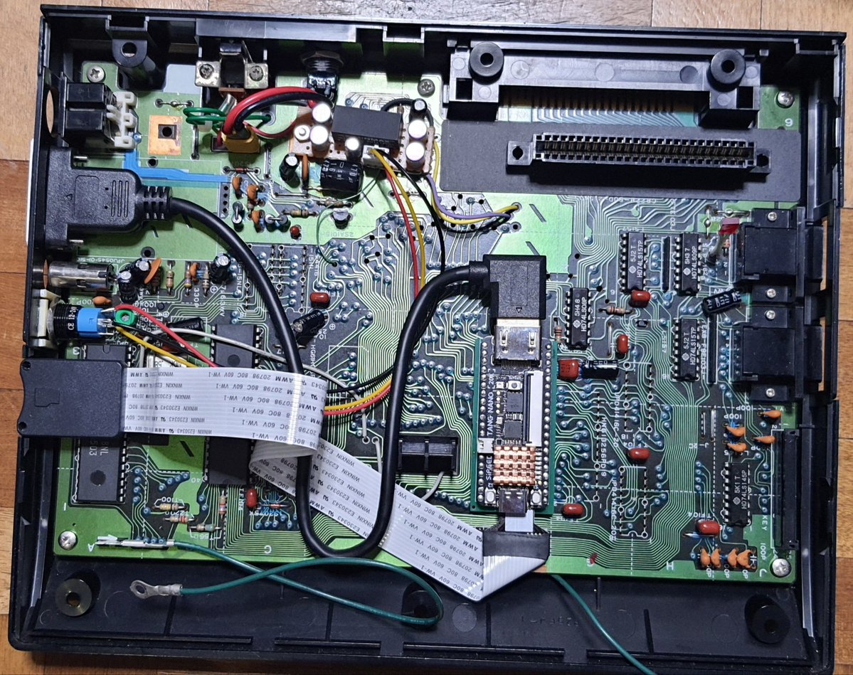 btdikbxu0082's tweet photo. MSX(MX-10)進捗。SDカードスロットを外に出した👍

既にHDMIやリセット等がネジ止め式で分解の際、外すのが手間になっているので、2枚目の画像の様にネジでダボを作って(上蓋にも有り)挟んで固定する事にした。

上蓋との間の微妙な空間を忘れてた為、少し隙間が空いとるな（；^ω^） https://t.co/k5XUeHfcMx