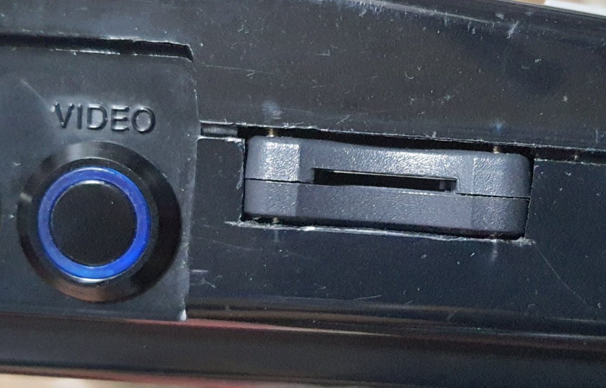 btdikbxu0082's tweet photo. MSX(MX-10)進捗。SDカードスロットを外に出した👍

既にHDMIやリセット等がネジ止め式で分解の際、外すのが手間になっているので、2枚目の画像の様にネジでダボを作って(上蓋にも有り)挟んで固定する事にした。

上蓋との間の微妙な空間を忘れてた為、少し隙間が空いとるな（；^ω^） https://t.co/k5XUeHfcMx