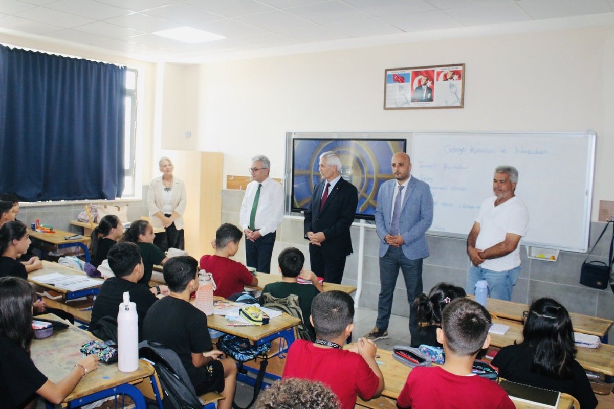 mezitlikaymkmlg's tweet photo. Mezitli Kaymakamımız Sayın Murat ÖZTÜRK, Merkez Ortaokulu ve Şehit Sedat Gezer Ortaokulunu ziyaret etti.
Öğrenci ve öğretmenlerle bir araya gelen Kaymakamımız, eğitim öğretim yılının hayırlı olması temennisinde bulunarak,yöneticilerinden yürütülen çalışmalar hakkında bilgi aldı https://t.co/XoChXxkOn9