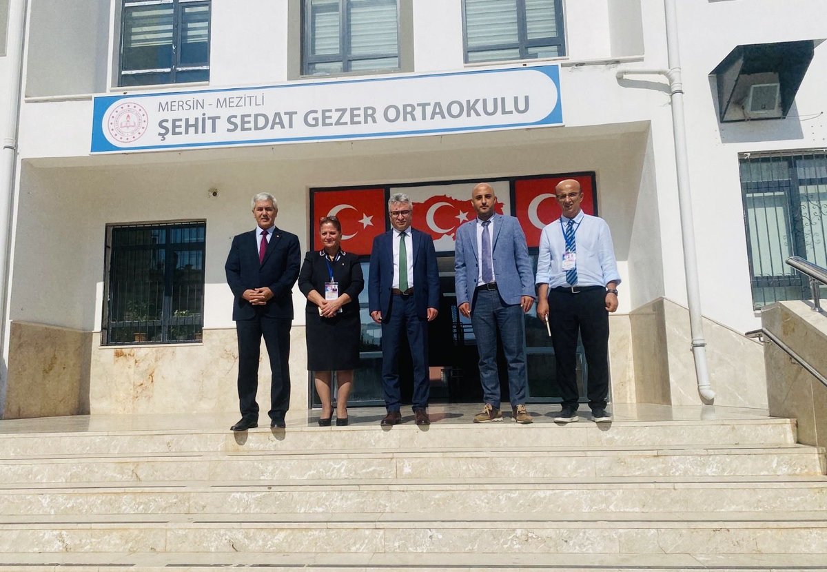 mezitlikaymkmlg's tweet photo. Mezitli Kaymakamımız Sayın Murat ÖZTÜRK, Merkez Ortaokulu ve Şehit Sedat Gezer Ortaokulunu ziyaret etti.
Öğrenci ve öğretmenlerle bir araya gelen Kaymakamımız, eğitim öğretim yılının hayırlı olması temennisinde bulunarak,yöneticilerinden yürütülen çalışmalar hakkında bilgi aldı https://t.co/XoChXxkOn9