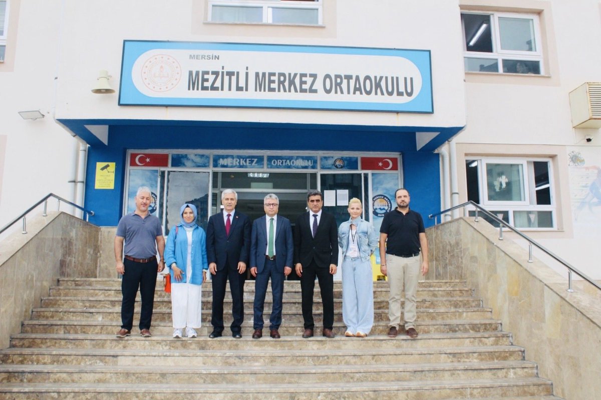 mezitlikaymkmlg's tweet photo. Mezitli Kaymakamımız Sayın Murat ÖZTÜRK, Merkez Ortaokulu ve Şehit Sedat Gezer Ortaokulunu ziyaret etti.
Öğrenci ve öğretmenlerle bir araya gelen Kaymakamımız, eğitim öğretim yılının hayırlı olması temennisinde bulunarak,yöneticilerinden yürütülen çalışmalar hakkında bilgi aldı https://t.co/XoChXxkOn9