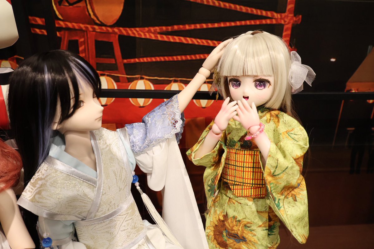 mi_yume_D's tweet photo. かき氷手に入れてにこにこの陽葵ちゃん☺️
「俺にくれるの？ありがとね」な律弥くん

律弥くん、天然たらしでもあり、意図的にたらしこんでくる厄介な男でもあり、初恋泥棒お兄さんです
けしからんです、あまりにもけしからん。
陽葵ちゃん危ないよ、離れて…！

#うちのこかわいい 
#よそのこかわいい https://t.co/Vs0Ked1OUn