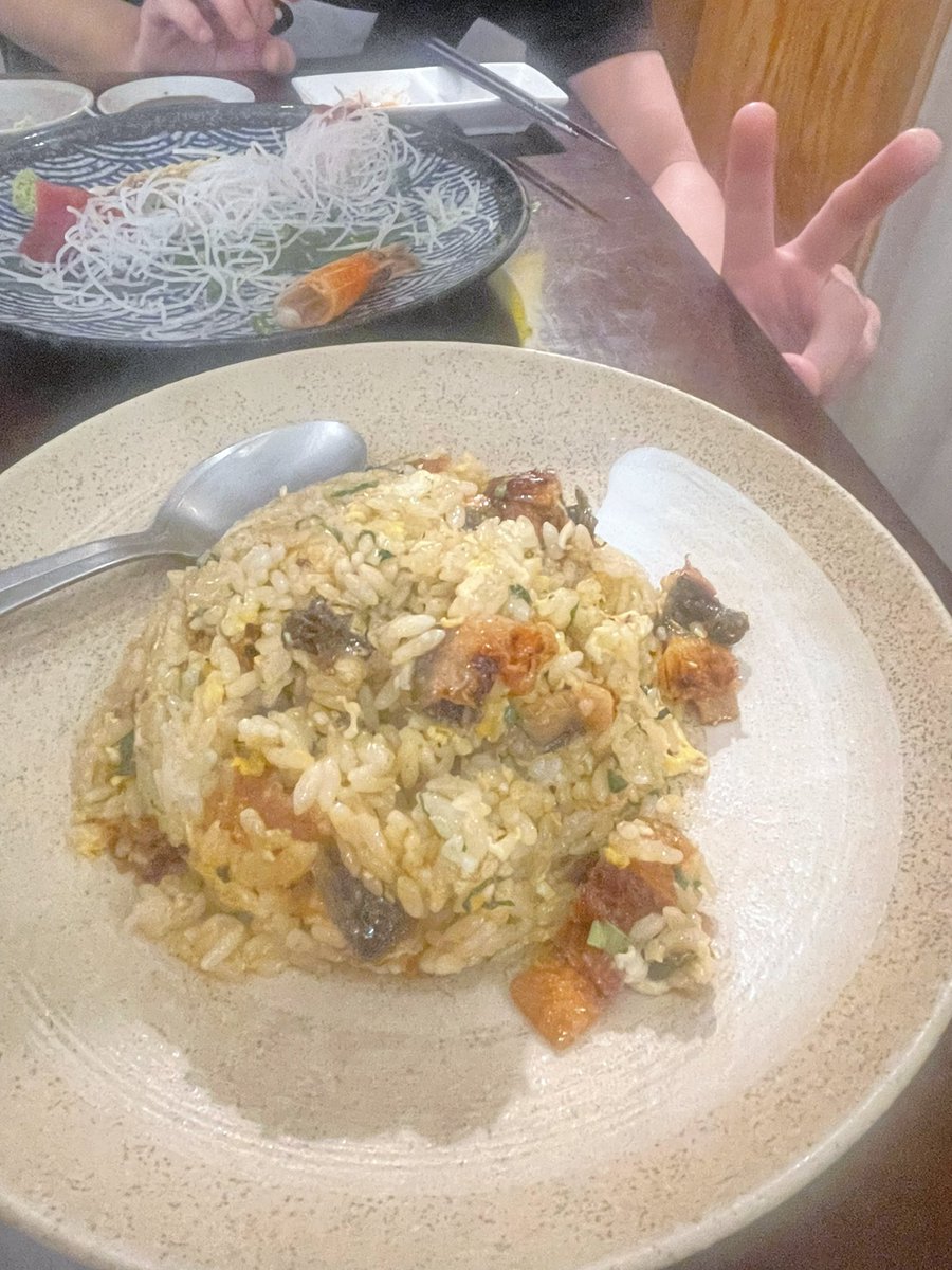 Air_Ly3's tweet photo. 鰻チャーハン美味すぎて絶頂してる https://t.co/mxuu8BTzhP