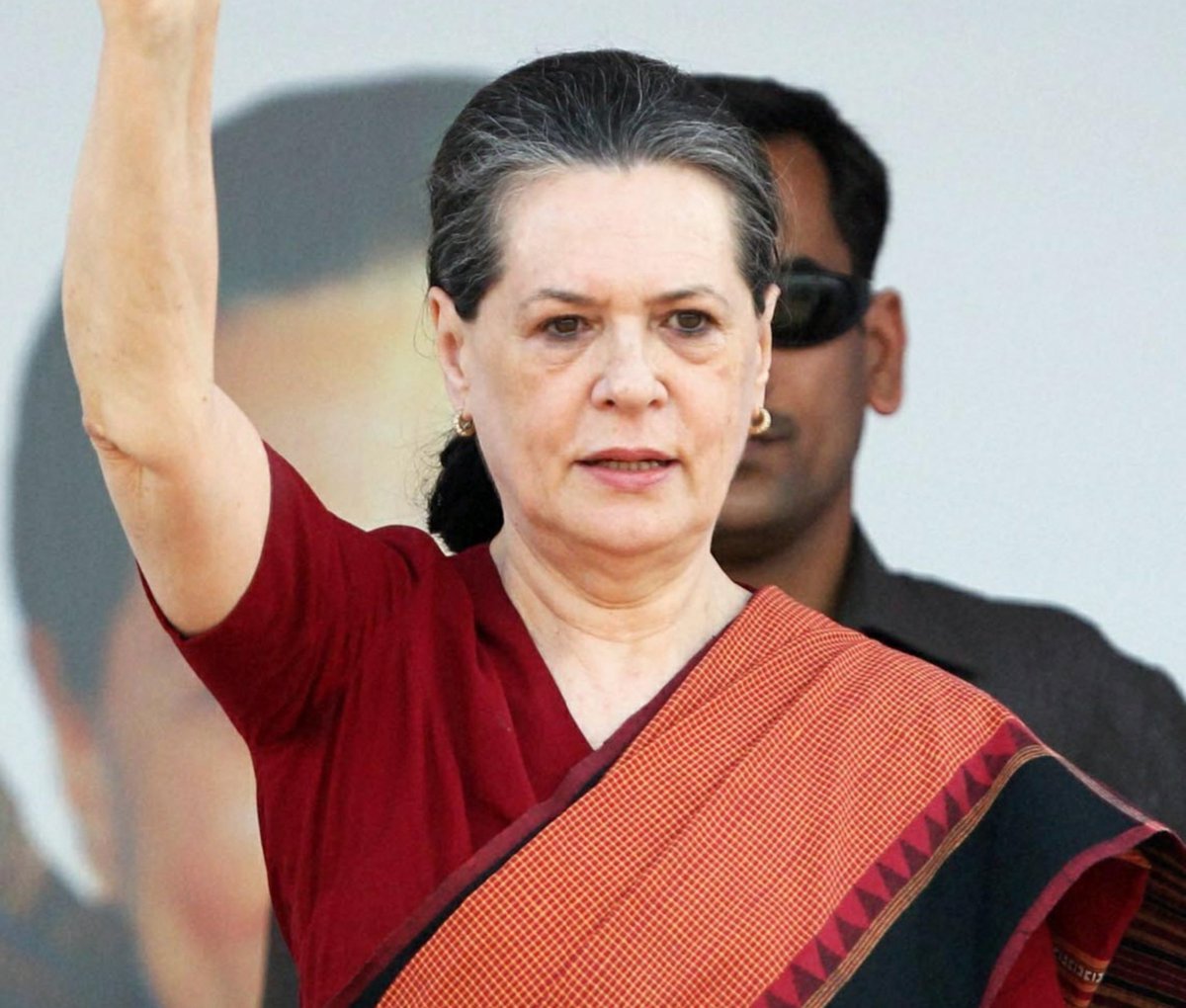 KraantiKumar's tweet photo. भारत का इको सिस्टम प्रधानमंत्री की कुर्सी पर कभी किसी गैर-ब्राह्मण को एक-डेढ़ साल से ज्यादा टिकने नही दिया.

1980 में चौधरी चरण सिंह को हटा दिया गया
1990 में वीपी सिंह को हटा दिया गया
1991 में चंद्रशेखर को हटा दिया गया
1997 में एचडी देवीगौड़ा को हटा दिया गया
1998 में आईके गुजराल को हटा दिया गया

मनमोहन सिंह से पहले अल्पसंख्यक हैं जो प्रधानमंत्री बने. उन्होंने भारतीय इको सिस्टम को चुनौती दी और 10 साल तक प्रधानमंत्री रहे.

मनमोहन सिंह को प्रधानमंत्री बनाने में सबसे बड़ी भूमिका सोनिया गांधी ने निभाई. मनमोहन सिंह इसलिए प्रधानमंत्री बने कारण उनके पास लॉयल्टी, टैलेंट और कमिटमेंट था.

आज सरदार मनमोहन सिंह का जन्मदिन है. उन्हें भावभीनी श्रद्धांजलि अर्पित करता हूँ.