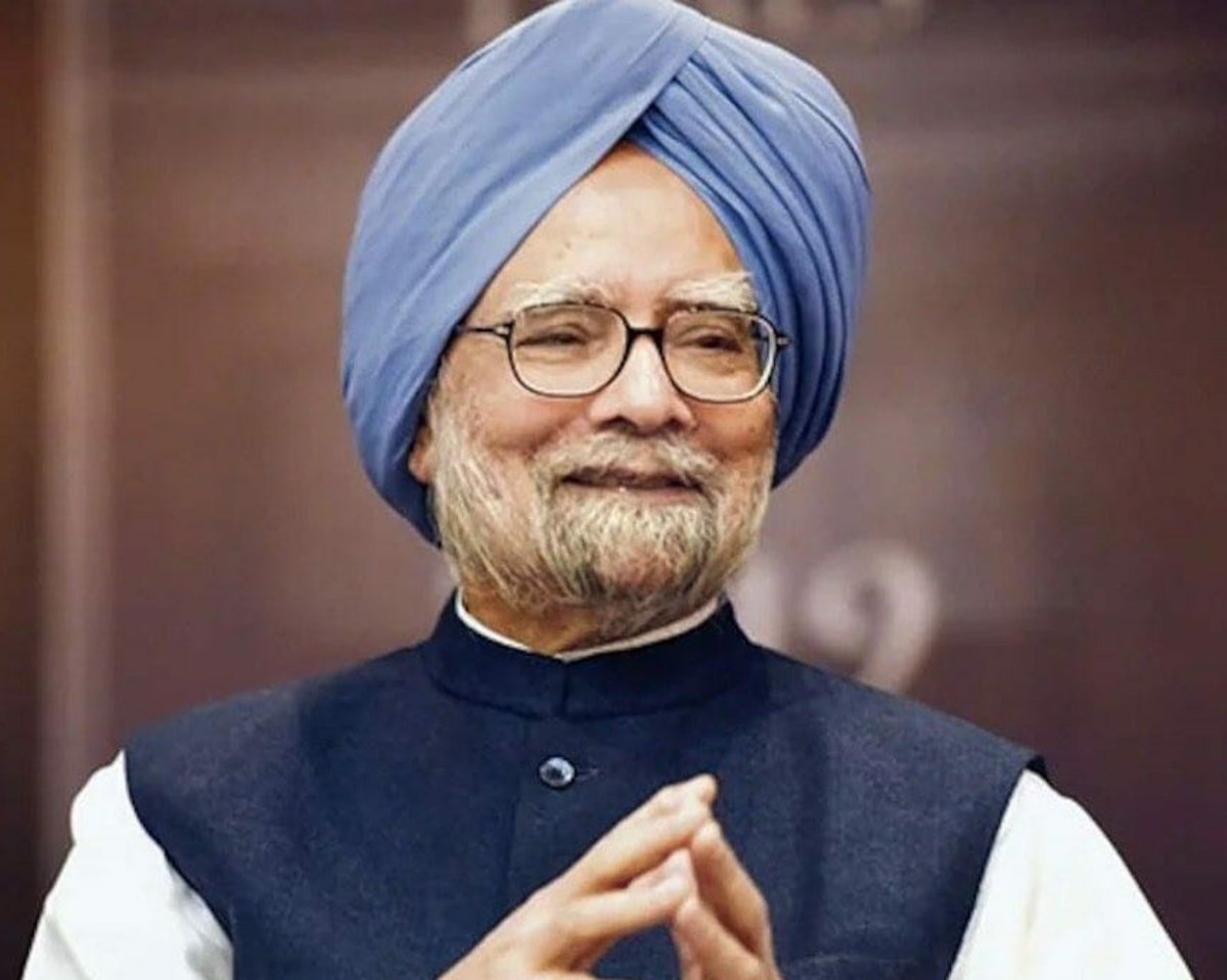 KraantiKumar's tweet photo. भारत का इको सिस्टम प्रधानमंत्री की कुर्सी पर कभी किसी गैर-ब्राह्मण को एक-डेढ़ साल से ज्यादा टिकने नही दिया.

1980 में चौधरी चरण सिंह को हटा दिया गया
1990 में वीपी सिंह को हटा दिया गया
1991 में चंद्रशेखर को हटा दिया गया
1997 में एचडी देवीगौड़ा को हटा दिया गया
1998 में आईके गुजराल को हटा दिया गया

मनमोहन सिंह से पहले अल्पसंख्यक हैं जो प्रधानमंत्री बने. उन्होंने भारतीय इको सिस्टम को चुनौती दी और 10 साल तक प्रधानमंत्री रहे.

मनमोहन सिंह को प्रधानमंत्री बनाने में सबसे बड़ी भूमिका सोनिया गांधी ने निभाई. मनमोहन सिंह इसलिए प्रधानमंत्री बने कारण उनके पास लॉयल्टी, टैलेंट और कमिटमेंट था.

आज सरदार मनमोहन सिंह का जन्मदिन है. उन्हें भावभीनी श्रद्धांजलि अर्पित करता हूँ.