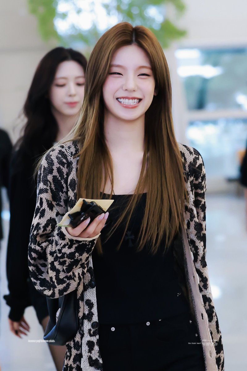 yejisupporters's tweet photo. 260926 기욤🖤

#ITZY #YEJI #예지 #옞덩봤덩 https://t.co/pX2Le4hizP