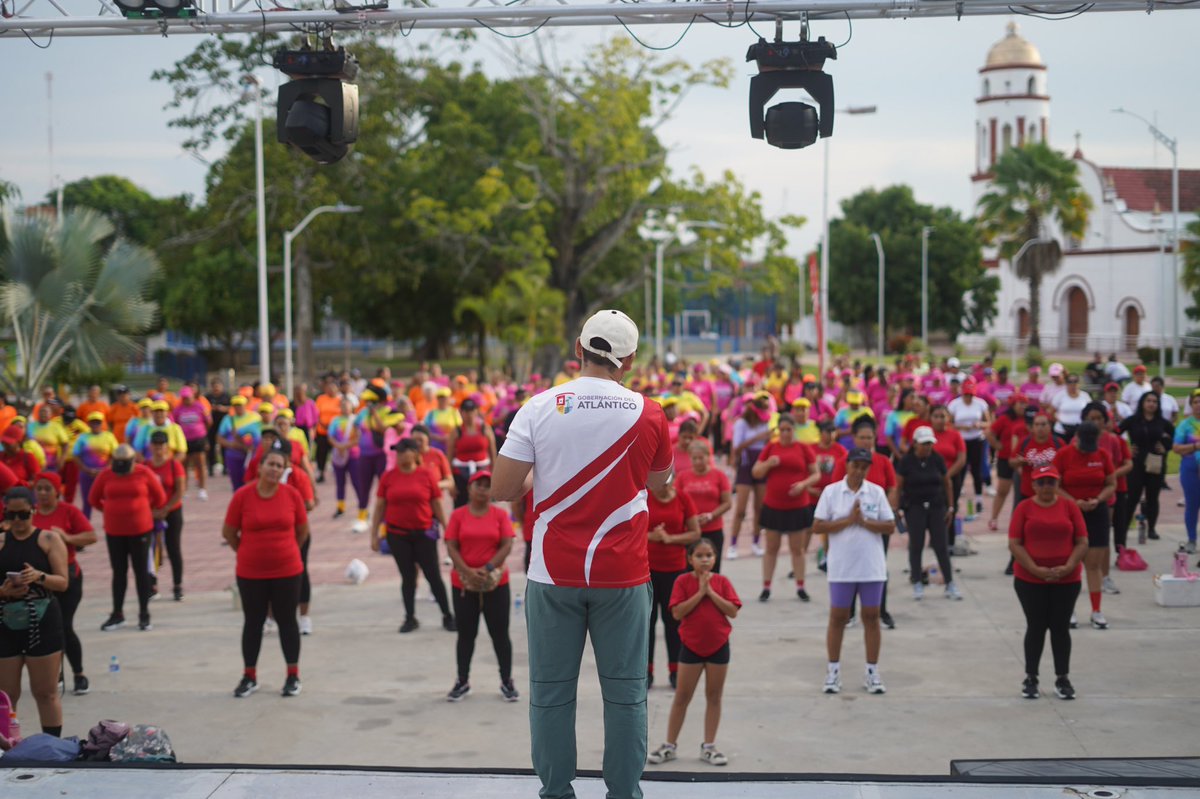 inder_atlantico's tweet photo. 💃🏽¡Qué energía en Santo Tomás! 

Vivimos una Súper Sesión de Actividad Física llena de energía, música, movimiento y, sobre todo, muchas ganas de disfrutar y cuidar nuestro bienestar🙌🏻

🏃🏽‍♀️ ¡Seguimos llevando actividad física, alegría y bienestar a cada rincón del departamento!🇮🇩 https://t.co/BbwMpTNvno