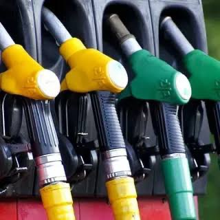 StimpflingEric's tweet photo. #Carburants⛽️⛽️⛽️
Les prix des carburants et du gaz pourraient être les suivants le 1er octobre prochain (sources concordantes)
SP/l : 2,12 💶 (+ 20 cts)
Gasoil/l : 2,28 💶 (+ 19 cts)
Gaz : 21,82 💶 (+ 1,37 💶)
@guadeloupela1e @Prefet971 https://t.co/VroiOLu0at