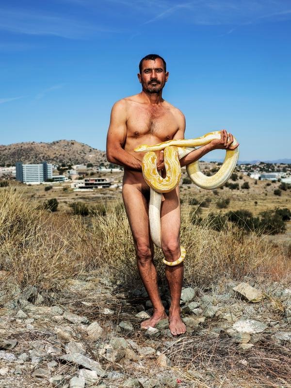 GayCult0's tweet photo. La Cucaracha de Pieter Hugo.

Com La Cucaracha, o fotógrafo sul-africano Pieter Hugo mergulha no coração do #México para explorar suas contradições, entre festa, mortalidade e resiliência.

Realizada entre 2018 e 2019. https://t.co/Jn1O8p7iJQ