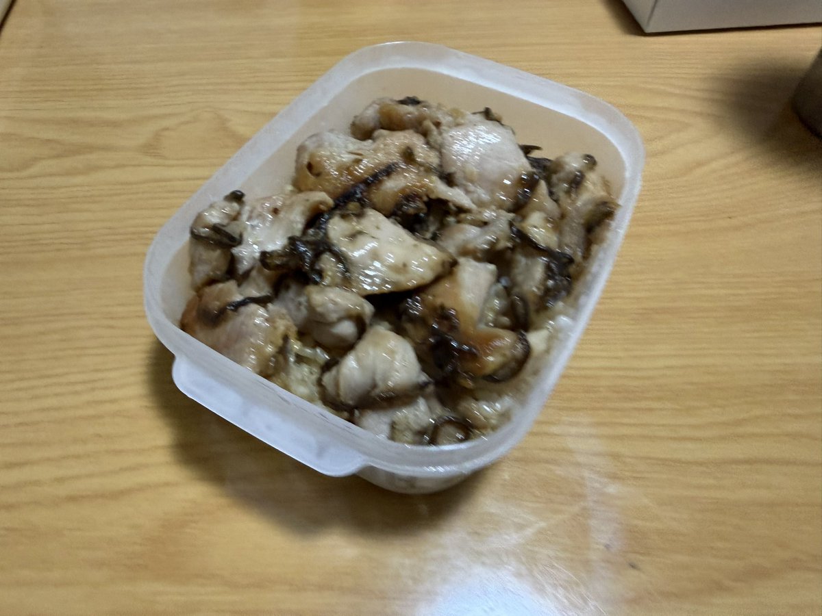 sKnari0o's tweet photo. 夕飯はこれとプロテイン(夜食) https://t.co/uNAt3fo1Vy