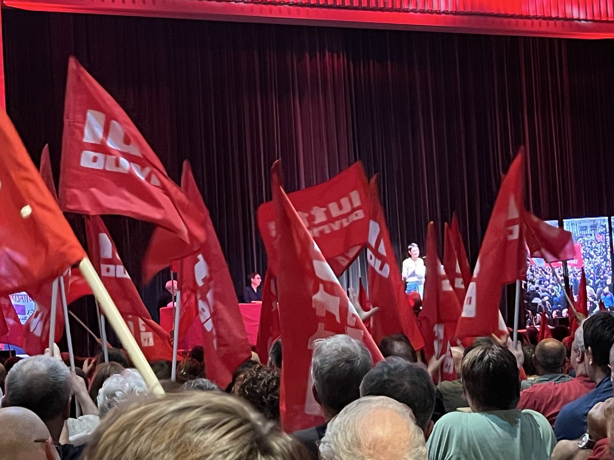 LutteOuvriere's tweet photo. Présidentielle2027
@n_arthaud est en meeting en ce moment même à Paris face à une salle pleine convaincue que l’élection servira à faire entendre les intérêts des travailleurs et à se préparer à renverser le capitalisme pour enfin répondre aux besoins de l’humanité 🚩 https://t.co/zXU0jkKZGF