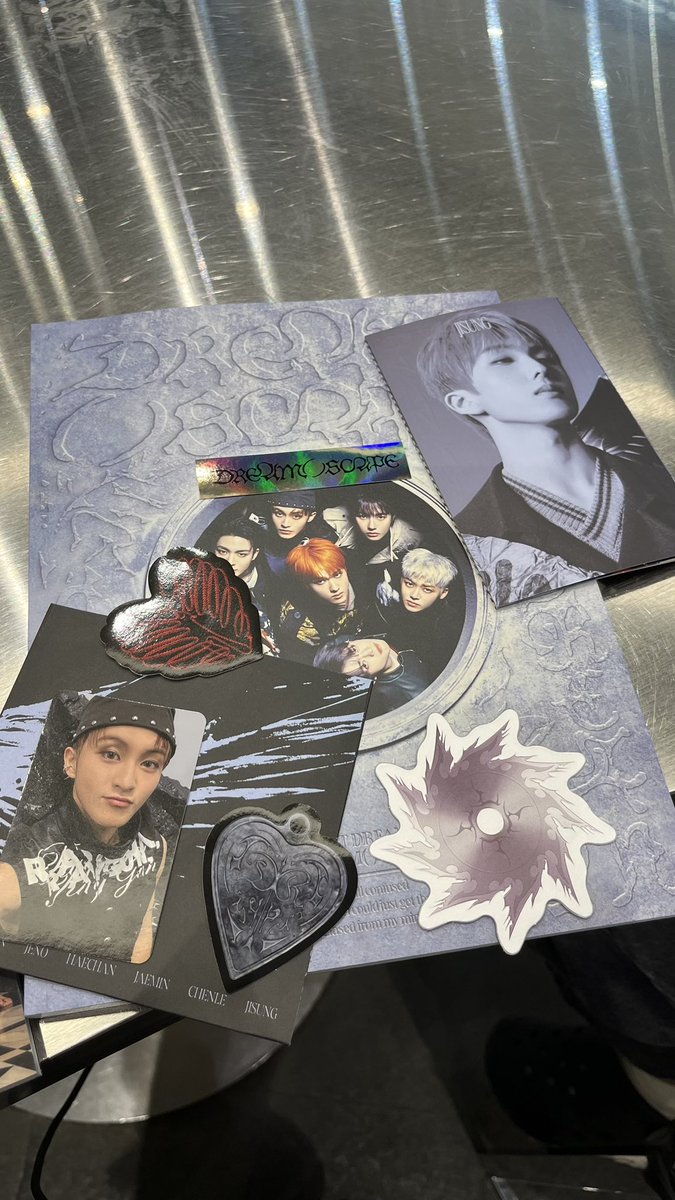 cilatatolite's tweet photo. hasil jyajyan di kpop merch lotte mall, dapat mantan dan echan 😋🫰🏼💗 https://t.co/5C60pVqWsi