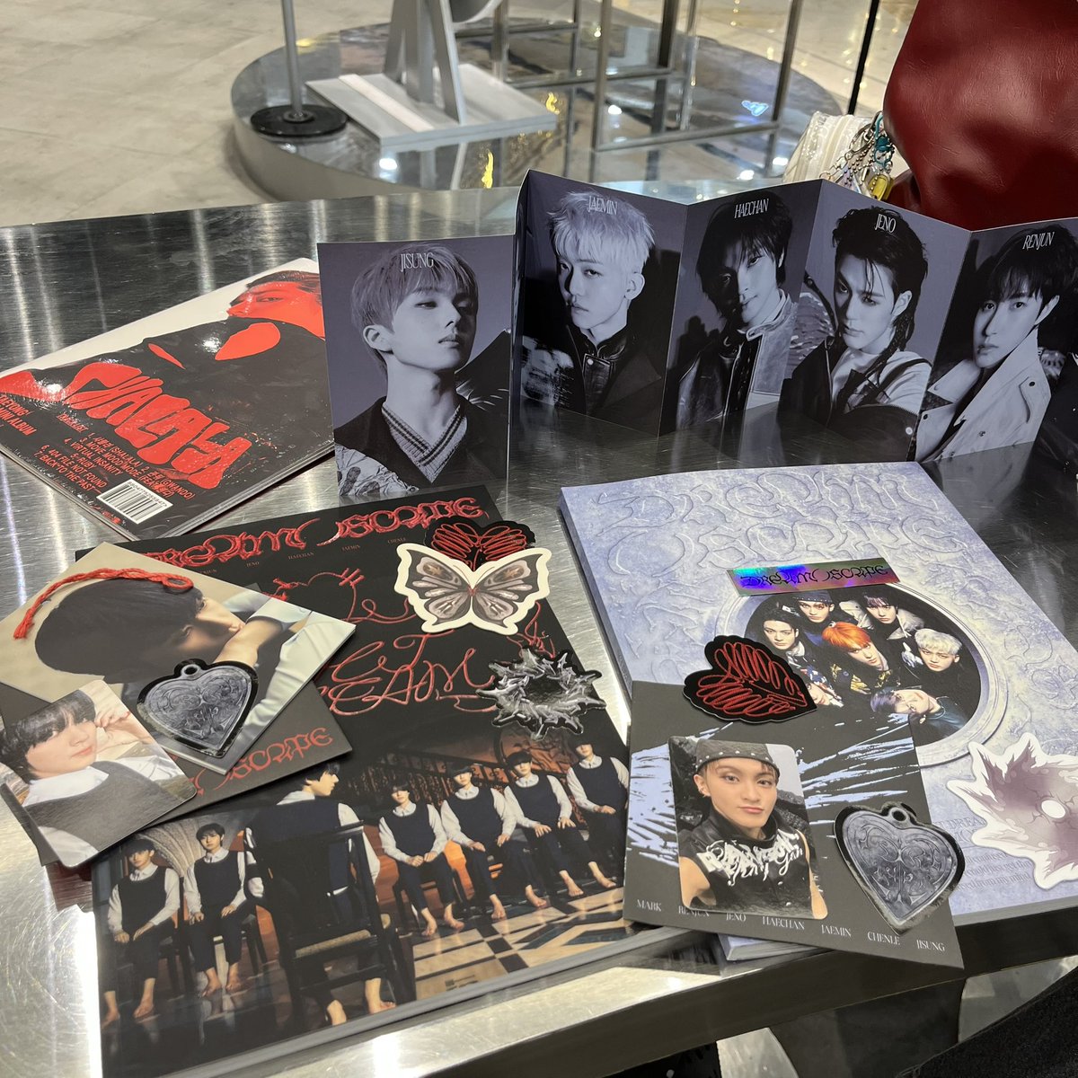 cilatatolite's tweet photo. hasil jyajyan di kpop merch lotte mall, dapat mantan dan echan 😋🫰🏼💗 https://t.co/5C60pVqWsi