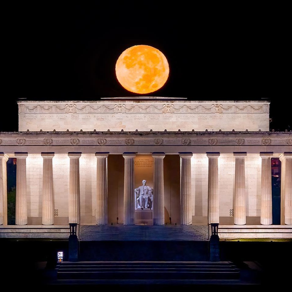 washingtondc's tweet photo. Sunset before 7? Guess it’s officially monuments-at-night season. 🌙✨🏛️

📸: gordonklau, insiteimage, atherahsan, alison_witty / IG #Only1DC https://t.co/oWjNZE74zO