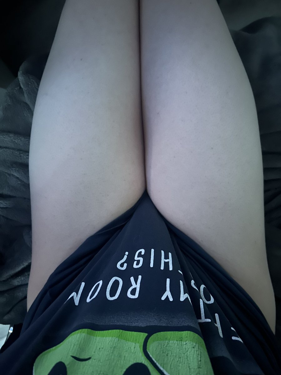 _wlf_grl_'s tweet photo. bro grab my soft squishy jiggly thighs bro haha wouldnt that be crazy 👀👀👀👀👀👀 https://t.co/ra64cF7j1v