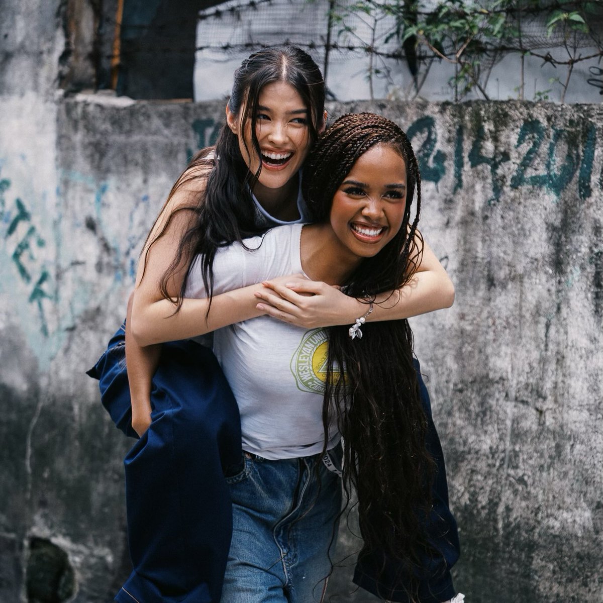 News5PH's tweet photo. TAYO NA SA FORGOTTEN ISLAND! 🏝🇵🇭

Ibinahagi ng direktor ng Filipino-inspired film na “Forgotten Island” na si Joel Crawford na naging malapit sa kanyang puso ang pelikula matapos itong mabuo sa loob ng anim na taon.

"When you get to work on a project that you are so passionate about, with people who take just as much pride and care in the work, people you love, it’s magic," saad ni Crawford.

Para kay Crawford, naging parang pamilya ang kanilang grupo dahil sa kanilang pagmamahal sa pelikula at sa kuwentong Pilipino.

Ang pelikula ay pinagbibidahan ng mga artistang may dugong Pinoy, tulad nina Liza Soberano, H.E.R., Lea Salonga, at Manny Jacinto.

📸: joelcrawfordart (Instagram)