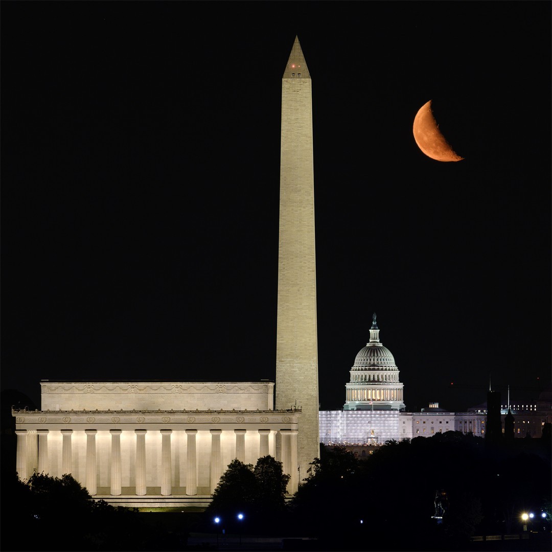 washingtondc's tweet photo. Sunset before 7? Guess it’s officially monuments-at-night season. 🌙✨🏛️

📸: gordonklau, insiteimage, atherahsan, alison_witty / IG #Only1DC https://t.co/oWjNZE74zO