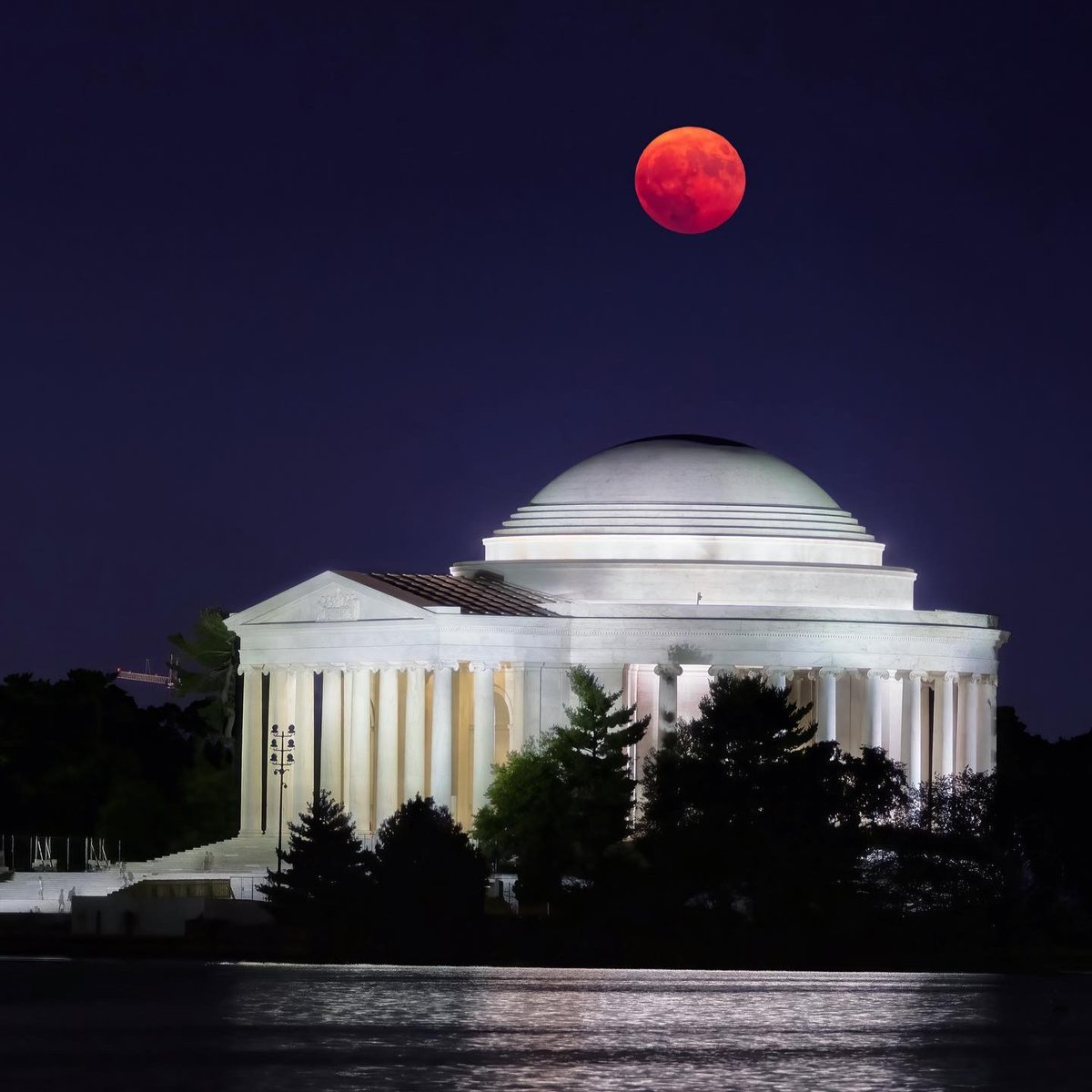 washingtondc's tweet photo. Sunset before 7? Guess it’s officially monuments-at-night season. 🌙✨🏛️

📸: gordonklau, insiteimage, atherahsan, alison_witty / IG #Only1DC https://t.co/oWjNZE74zO