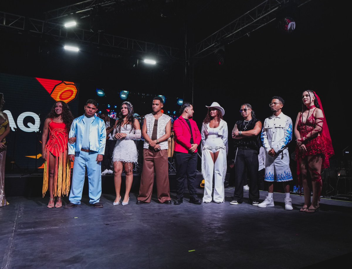 AnaMariaAljure's tweet photo. Anoche el talento de nuestros barrios se tomó el escenario ❤️🎤

Vivimos una noche llena de música, emoción, sueños cumplidos y, sobre todo, de historias que nos recuerdan todo lo que hay por descubrir cuando abrimos las puertas y damos oportunidades. Y eso es #TalentoDeBarrio 🏘️🎶

Celebramos a Elián, la Voz Versátil, nuestro ganador de la primera temporada. 🎤🏆 Un joven que nos demuestra que no hay barreras cuando se tiene la determinación y pasión por algo. Felicitaciones a todos los participantes y finalistas! 👏🏻 #Barranquilla tiene talento. Y nosotros seguiremos abriendo puertas para que llegue cada vez más lejos. 🚀