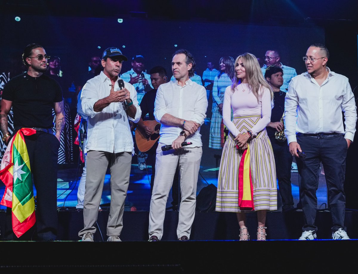 AnaMariaAljure's tweet photo. Anoche el talento de nuestros barrios se tomó el escenario ❤️🎤

Vivimos una noche llena de música, emoción, sueños cumplidos y, sobre todo, de historias que nos recuerdan todo lo que hay por descubrir cuando abrimos las puertas y damos oportunidades. Y eso es #TalentoDeBarrio 🏘️🎶

Celebramos a Elián, la Voz Versátil, nuestro ganador de la primera temporada. 🎤🏆 Un joven que nos demuestra que no hay barreras cuando se tiene la determinación y pasión por algo. Felicitaciones a todos los participantes y finalistas! 👏🏻 #Barranquilla tiene talento. Y nosotros seguiremos abriendo puertas para que llegue cada vez más lejos. 🚀