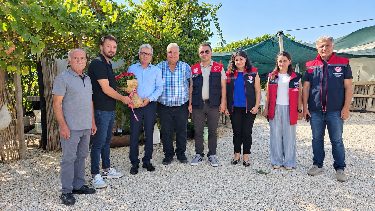 mezitlikaymkmlg's tweet photo. Mezitli Kaymakamımız Sayın Murat ÖZTÜRK, Çevlik Mahallesi’ndeki gül serasını ziyaret ederek üreticilerimizle bir araya geldi.

Gül yetiştiriciliği ve hasat çalışmaları hakkında bilgi alan Kaymakamımız, üreticilerimize bereketli ve bol kazançlı bir sezon diledi. https://t.co/bsTEVICd34