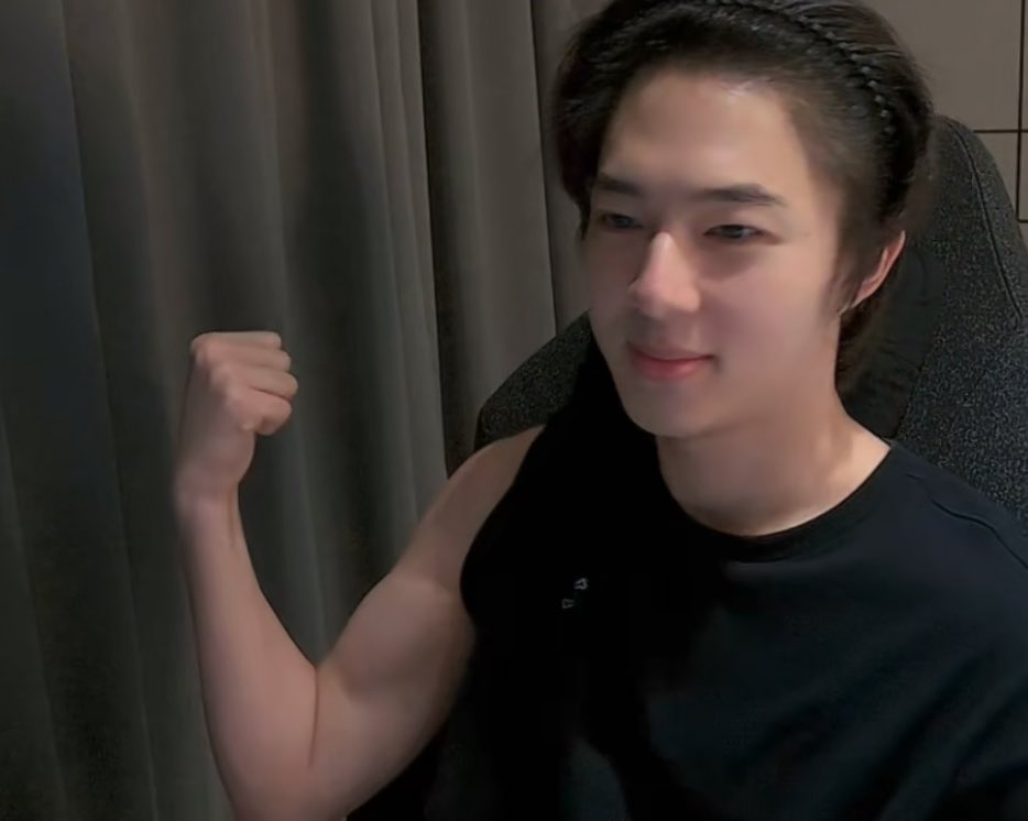 ppetchsp's tweet photo. How to อวดกล้ามยังไงให้เซ็กซี่ (ชีบอกชีเค้น !) 

( #NuNew @CwrNew ) https://t.co/yOAQOxehbt
