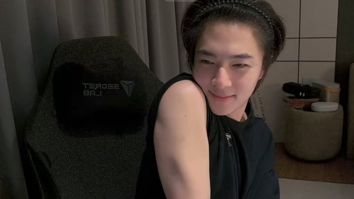 ppetchsp's tweet photo. How to อวดกล้ามยังไงให้เซ็กซี่ (ชีบอกชีเค้น !) 

( #NuNew @CwrNew ) https://t.co/yOAQOxehbt