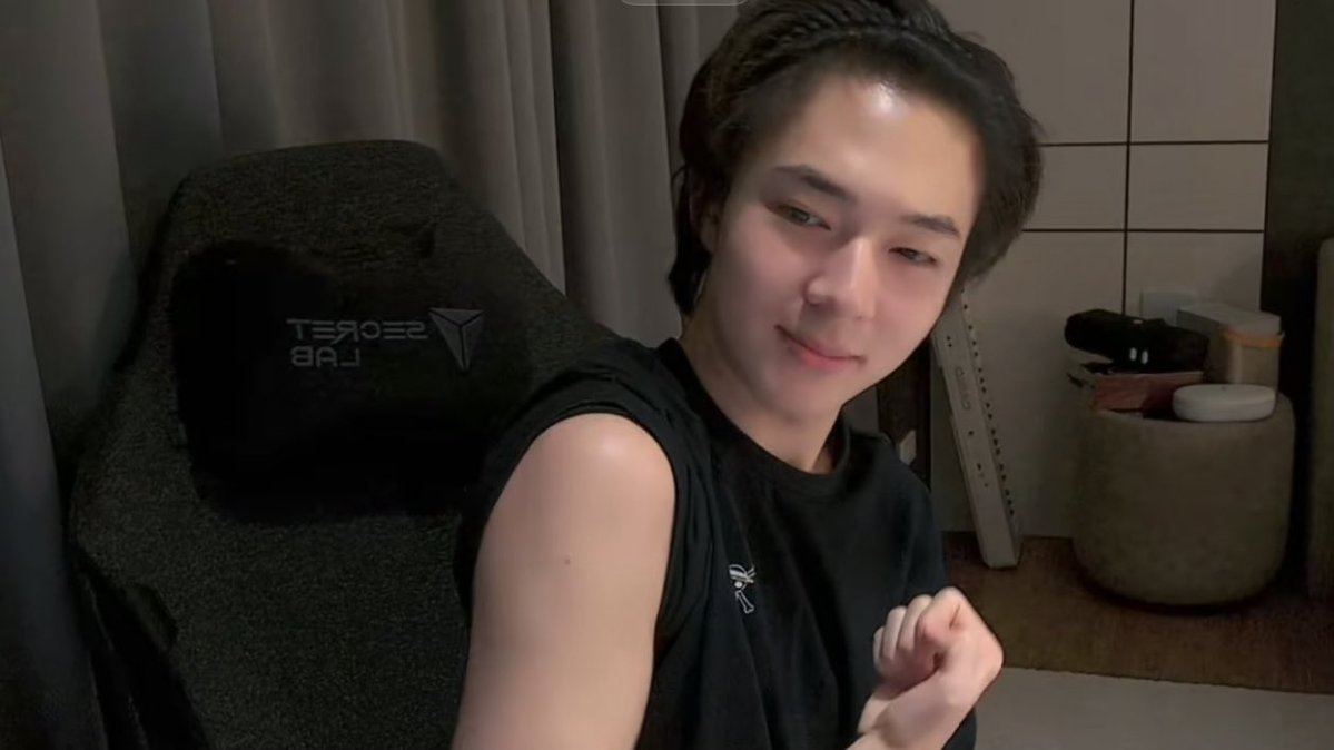 ppetchsp's tweet photo. How to อวดกล้ามยังไงให้เซ็กซี่ (ชีบอกชีเค้น !) 

( #NuNew @CwrNew ) https://t.co/yOAQOxehbt